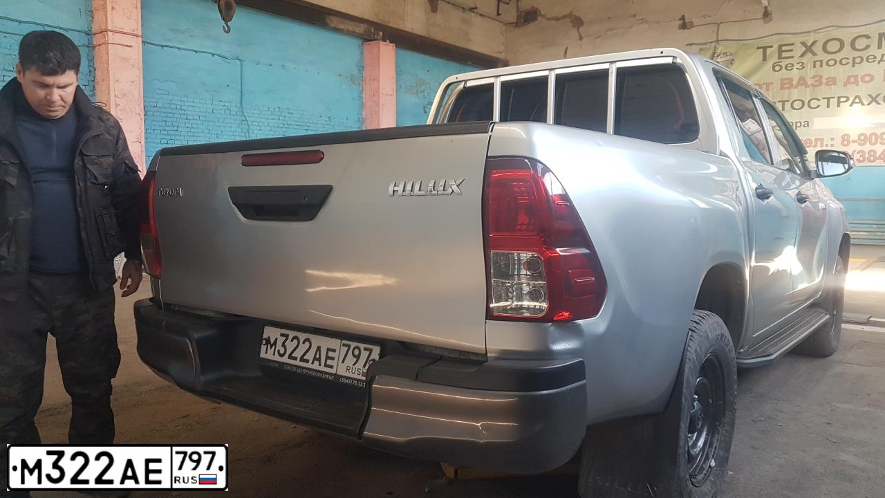 Фото автомобиля TOYOTA HILUX, 2016 — госномер М322АЕ797. Цвет: Серебристый