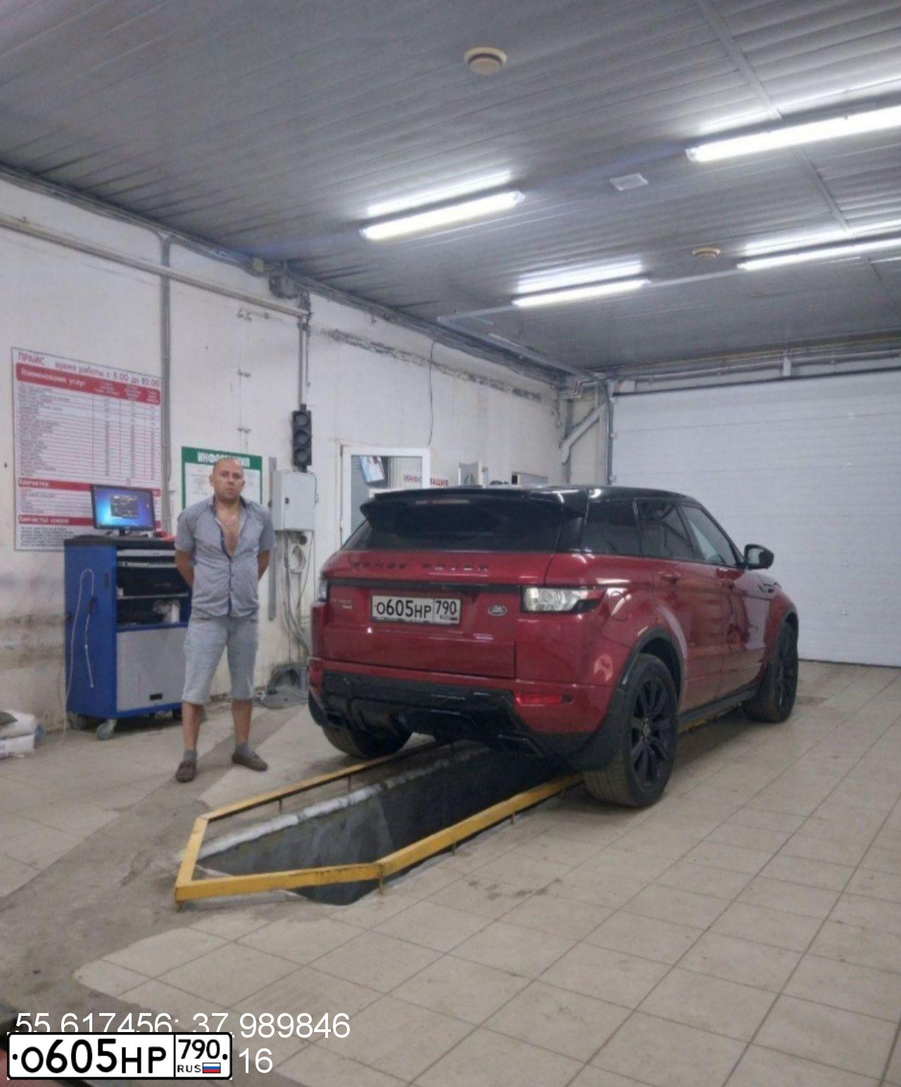 Фото автомобиля LANDROVER RANGE ROVER EVOQUE, 2013 — госномер О605НР790. Цвет: ЧЕРНО-БЕЛЫЙ