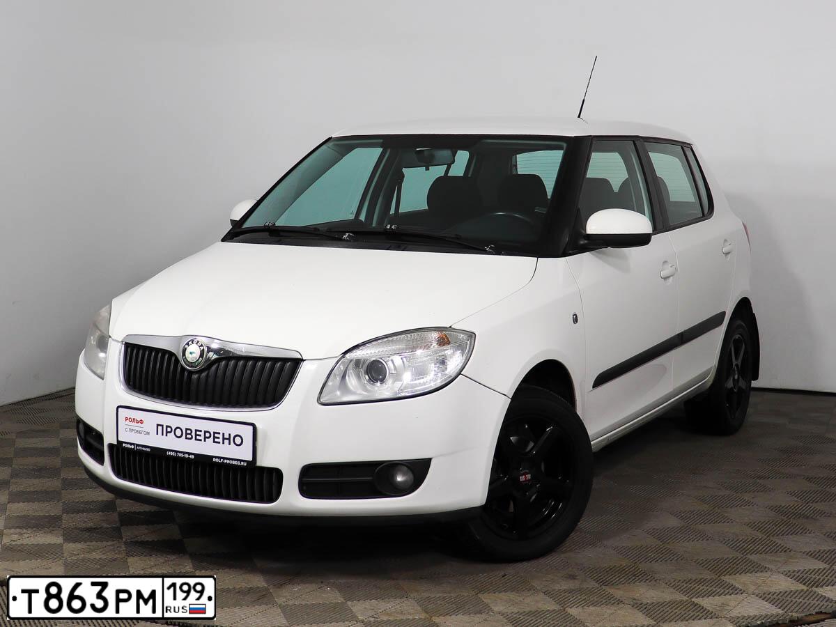 Фото автомобиля SKODA FABIA, 2009 — госномер Т863РМ199. Цвет: Белый