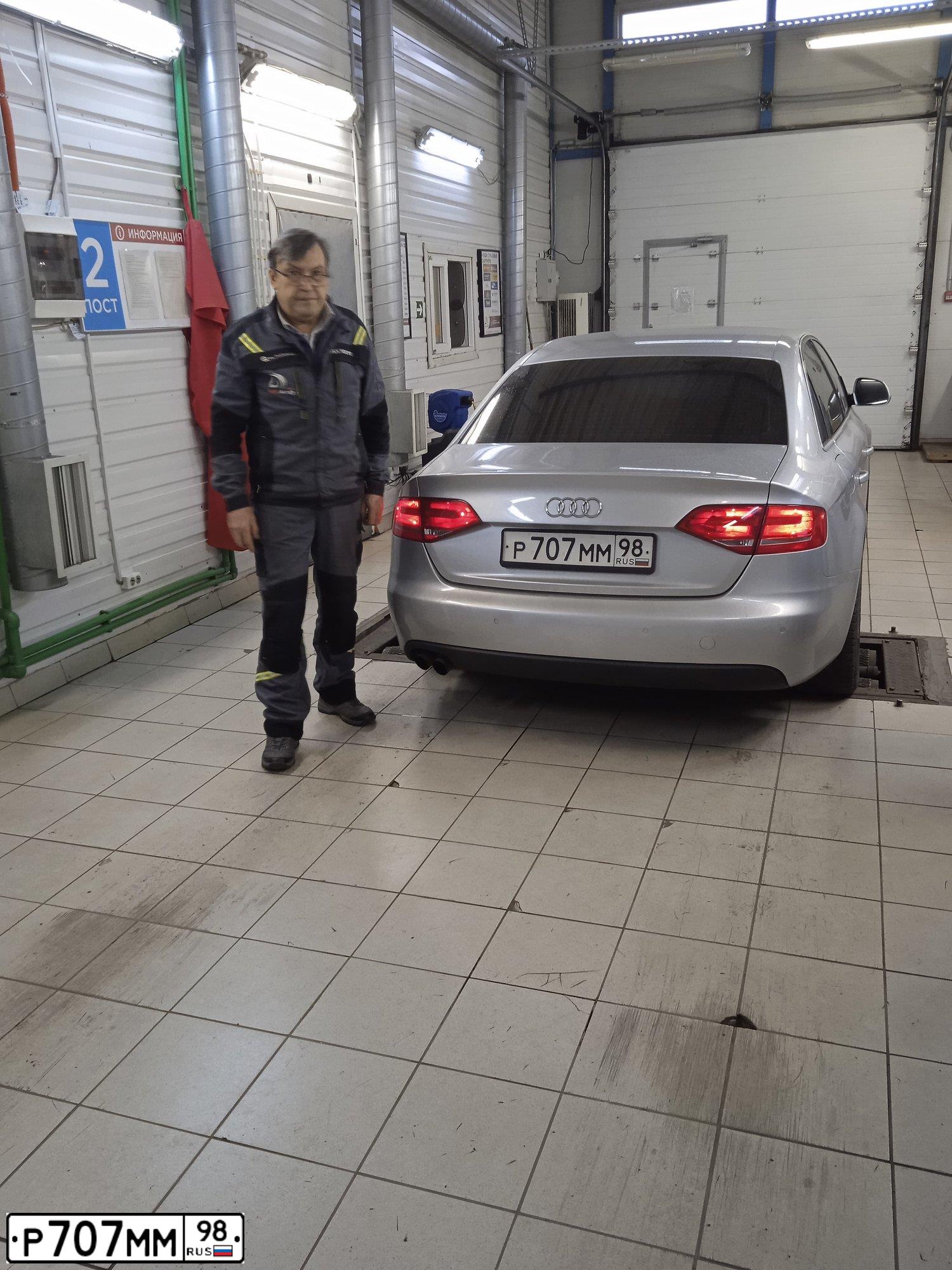 Фото автомобиля BMW X5, 2008 — госномер Р030ВА98. Цвет: Белый