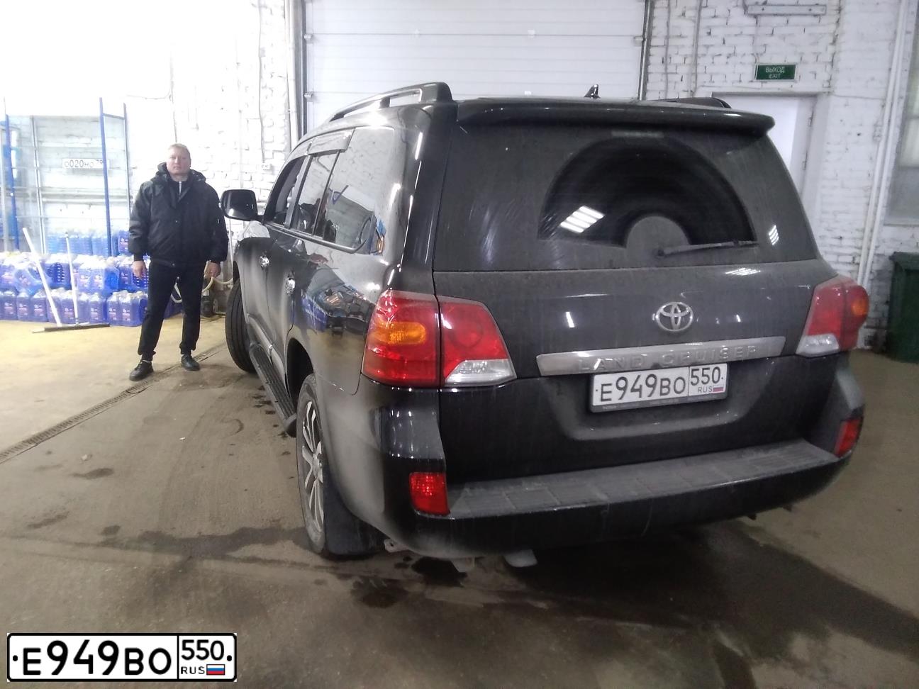 Фото автомобиля TOYOTA LANDCRUISER 200, 2013 — госномер Е949ВО550. Цвет: ЧЕРНЫЙ