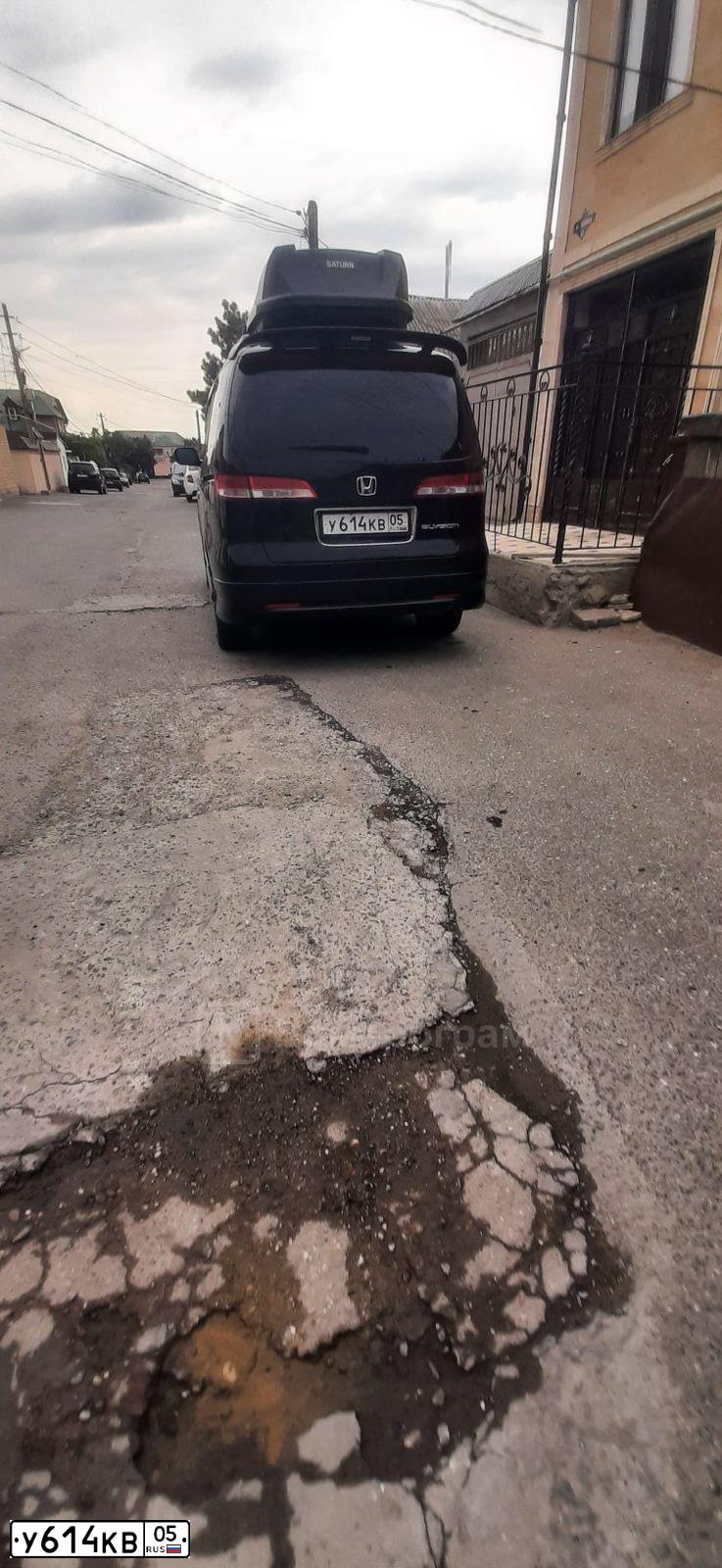 Фото автомобиля RENAULT LOGAN, 2013 — госномер У614КВ05. Цвет: БЕЖЕВЫЙ