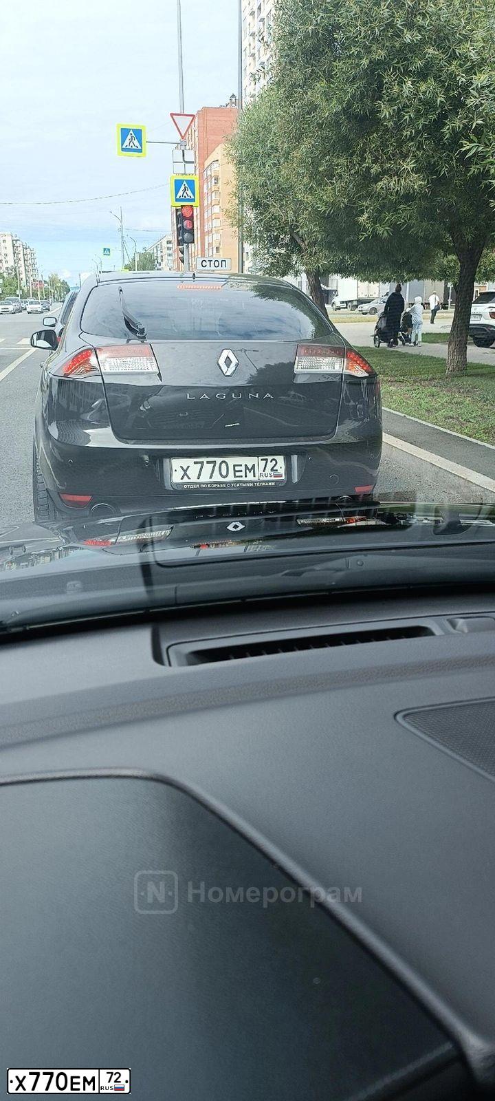 Фото автомобиля RENAULT LAGUNA, 2008 — госномер Х770ЕМ72. Цвет: ЧЕРНЫЙ