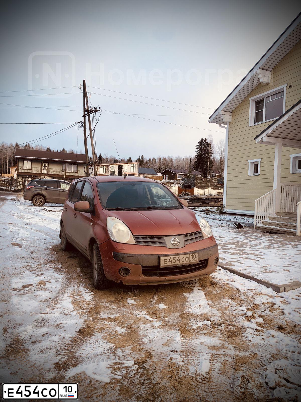 Фото автомобиля NISSAN NOTE, 2007 — госномер Е454СО10. Цвет: ОРАНЖЕВЫЙ