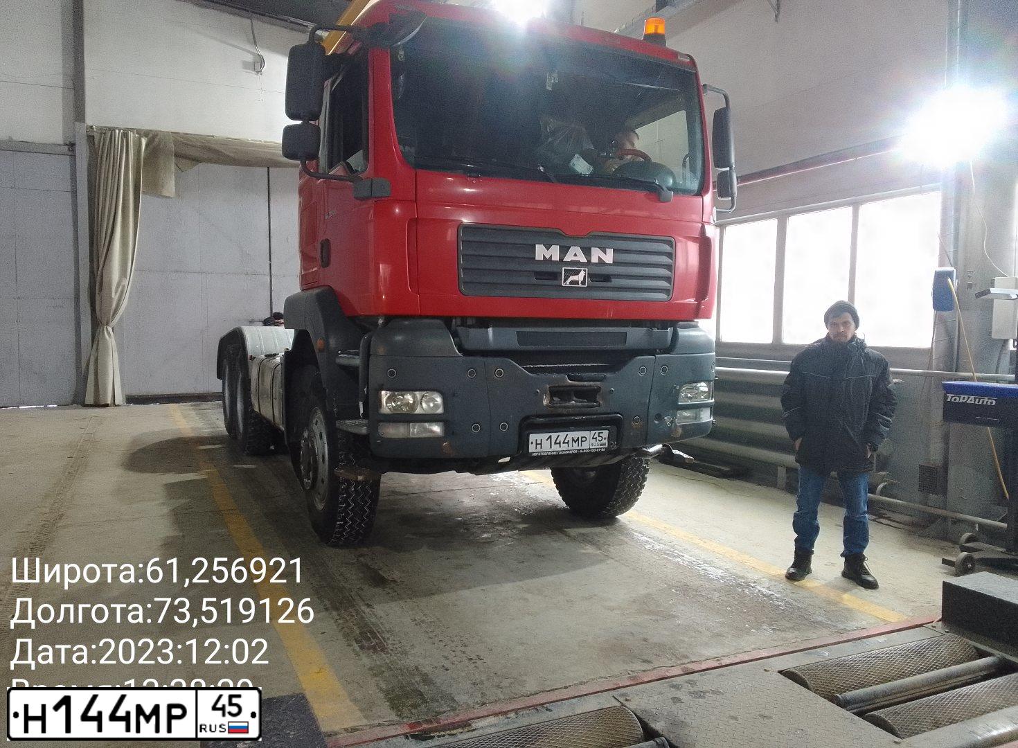Фото автомобиля MAN TGA 33.XXX /6X6/, 2012 — госномер Н144МР45. Цвет: КРАСНЫЙ
