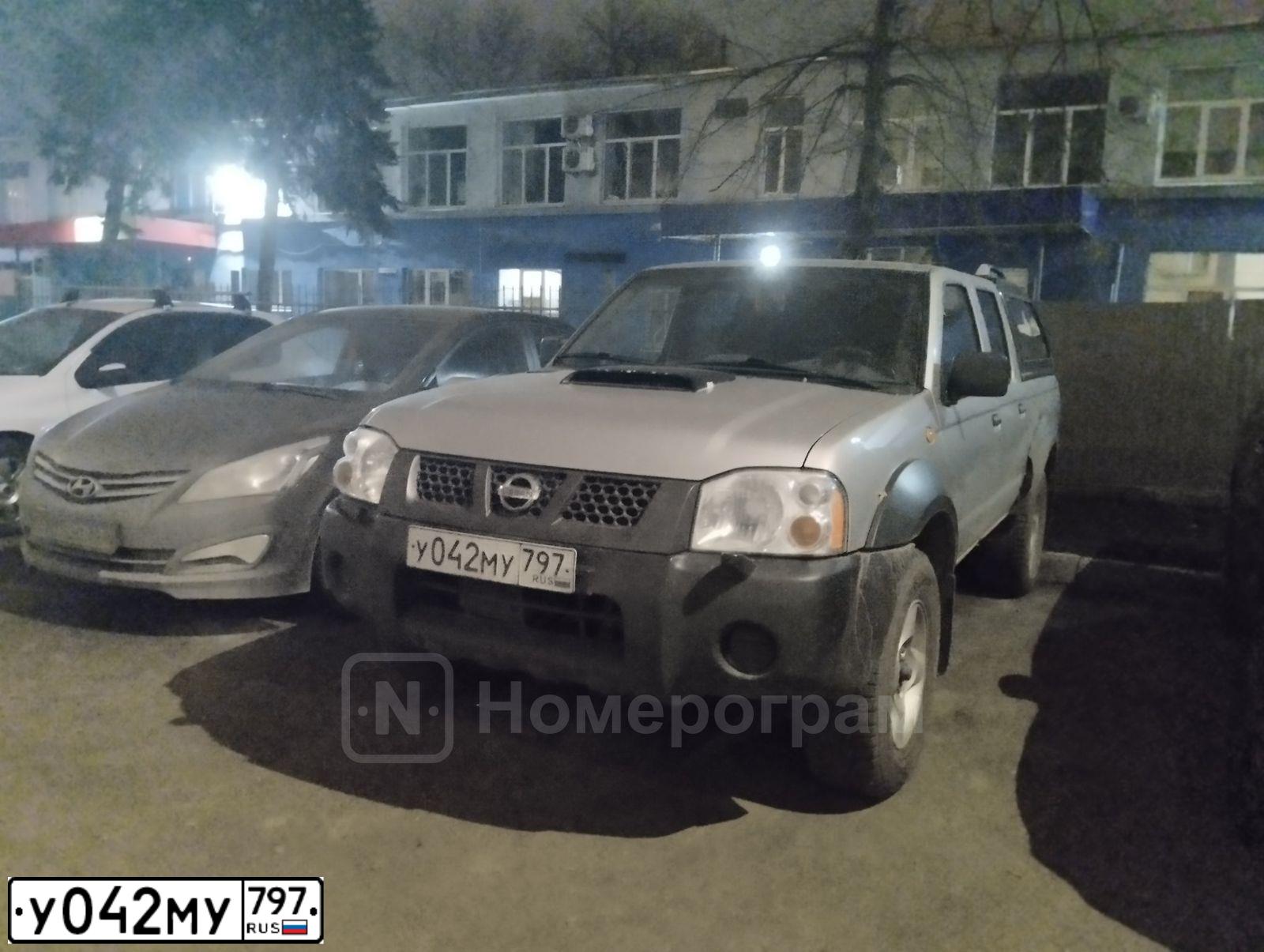Фото автомобиля NISSAN NP 300, 2012 — госномер Е559МУ154. Цвет: Серебристый