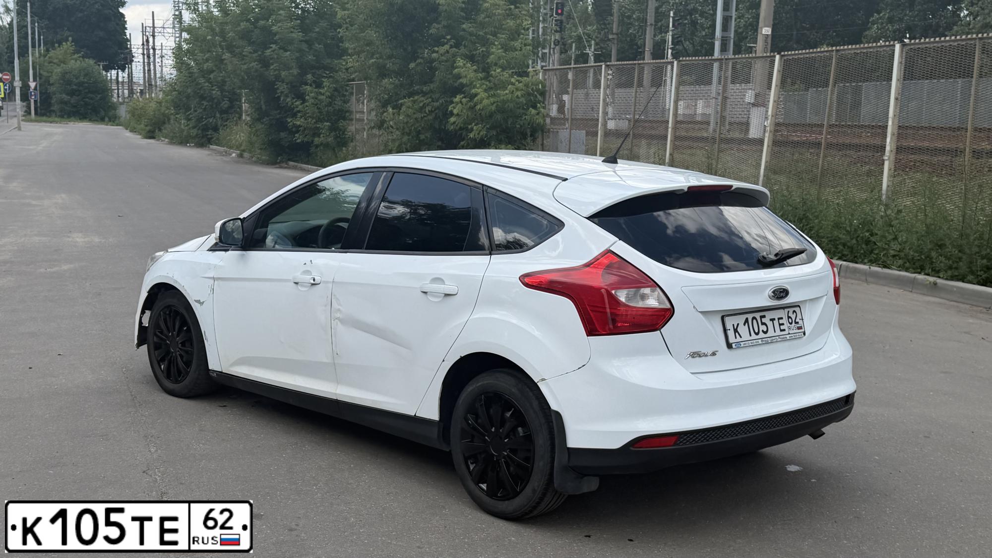 Фото автомобиля FORD FOCUS, 2012 — госномер К105ТЕ62. Цвет: Белый