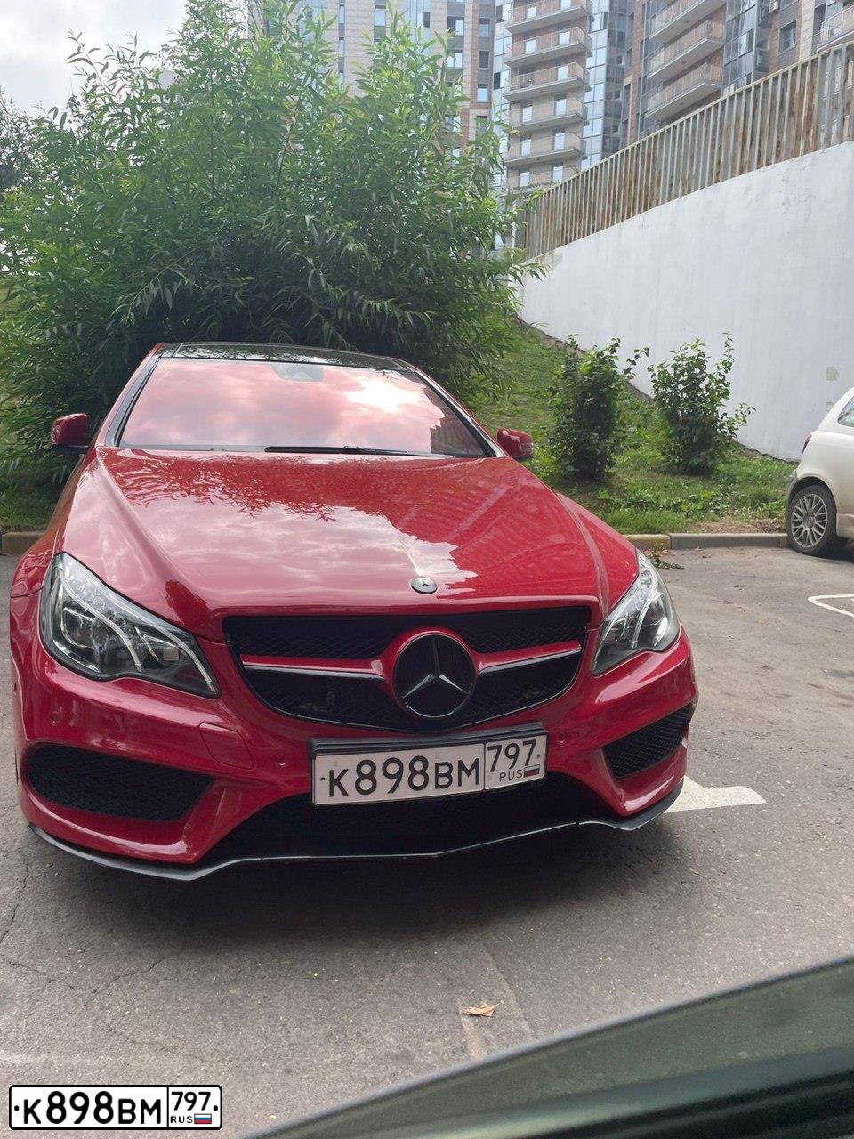 Фото автомобиля MERCEDES E-KLASSE, 2014 — госномер К898ВМ797. Цвет: КРАСНЫЙ