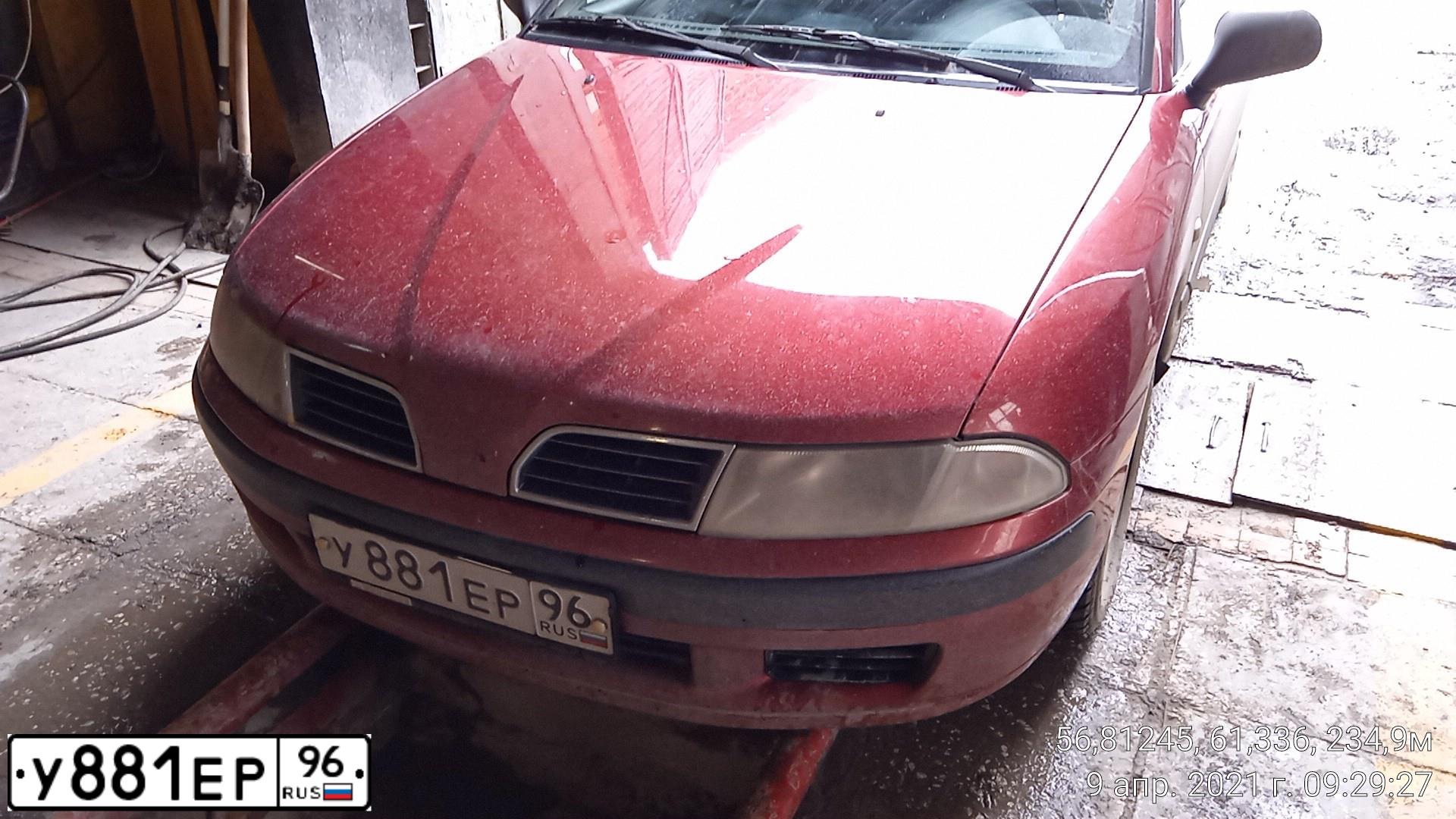 Фото автомобиля MITSUBISHI CARISMA, 1999 — госномер У881ЕР96. Цвет: ТЕМНО-КРАСНЫЙ