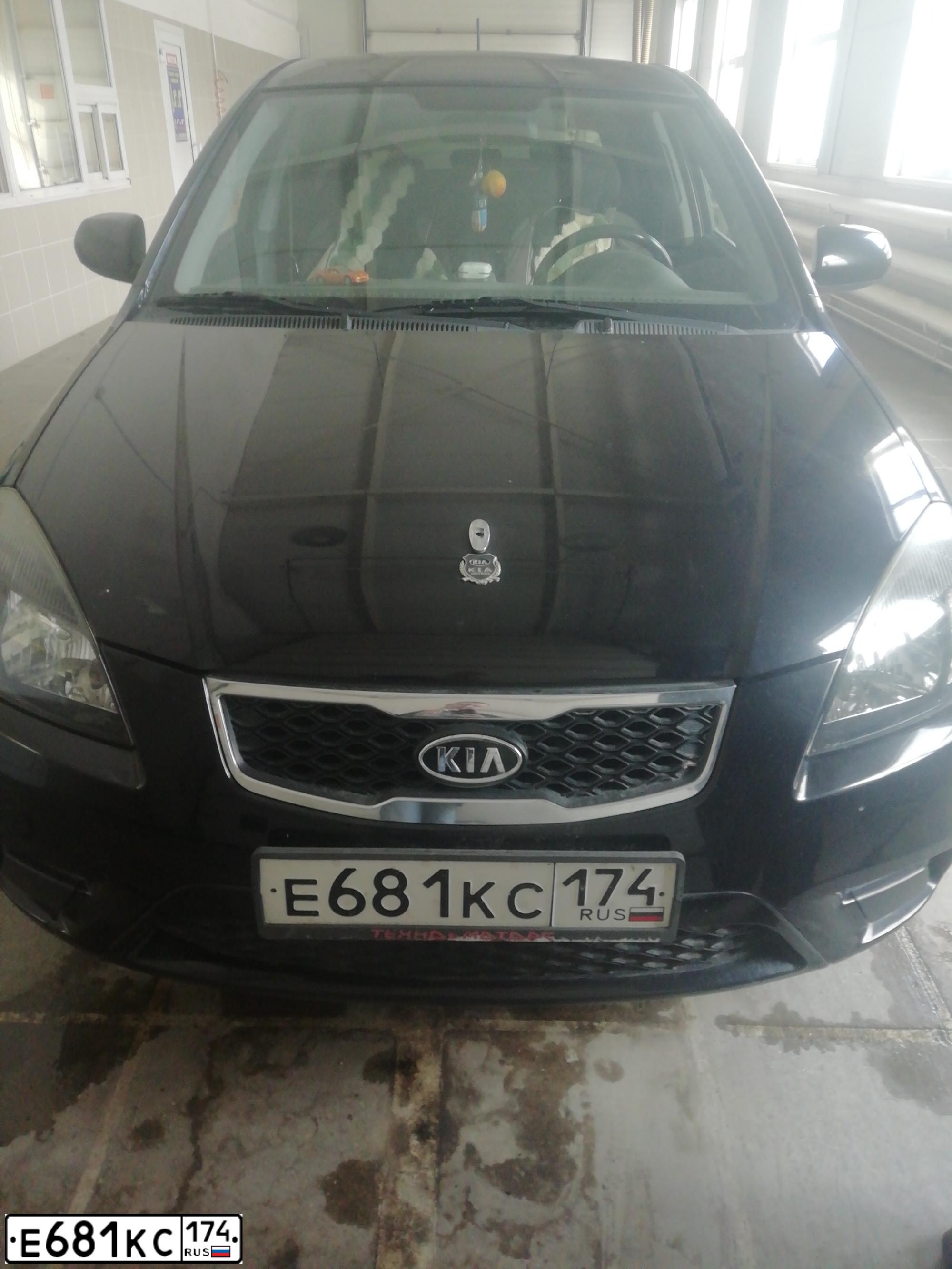 Фото автомобиля KIA RIO, 2010 — госномер Е681КС174. Цвет: ЧЕРНЫЙ