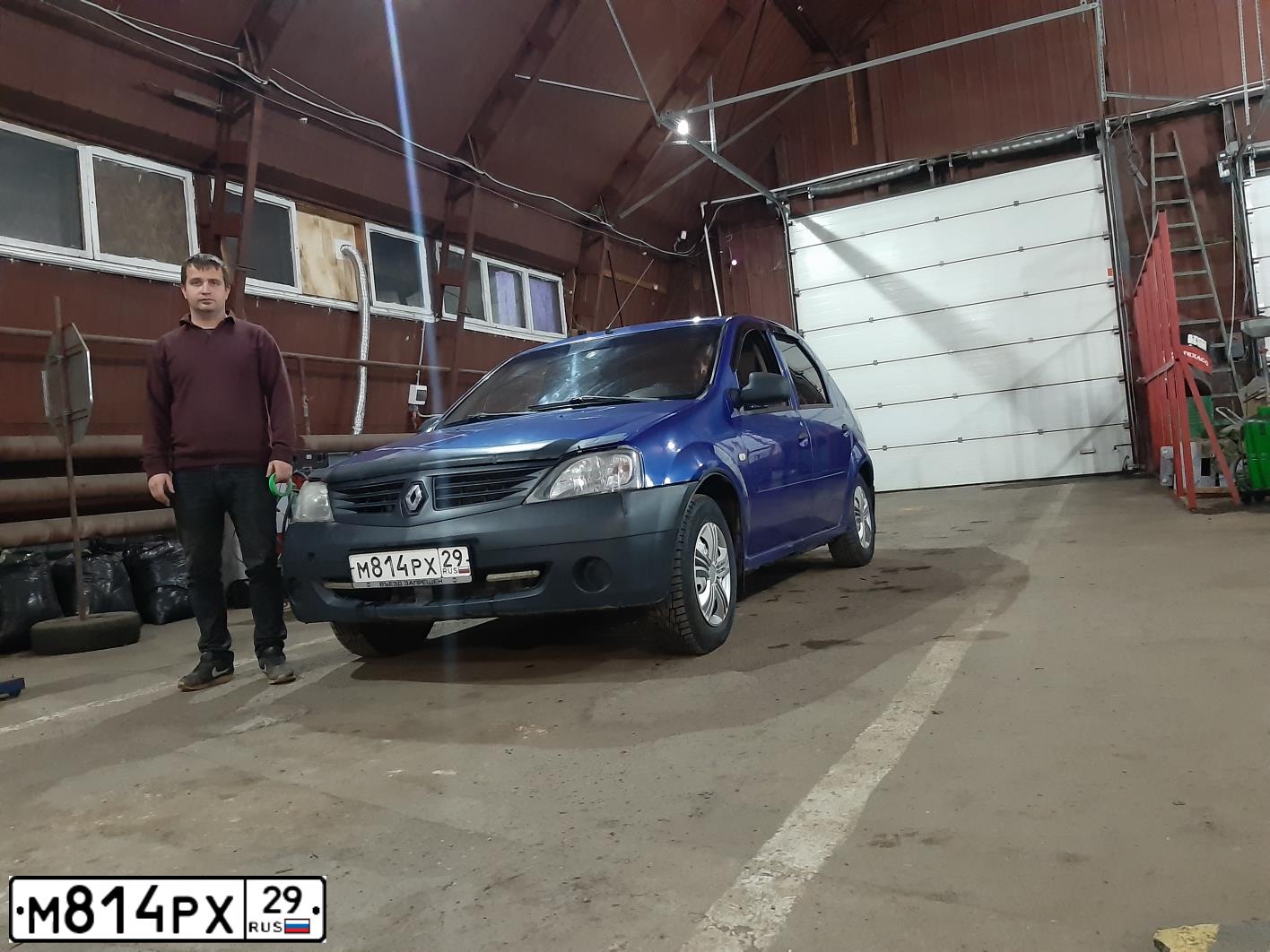 Фото автомобиля RENAULT T LOGAN, 2009 — госномер М075ТУ86. Цвет: Серый