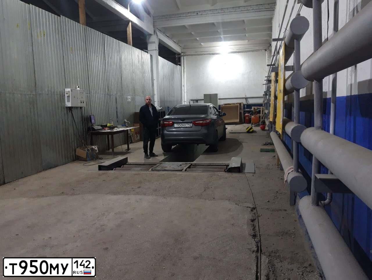 Фото автомобиля KIA RIO, 2012 — госномер О033ХТ154. Цвет: СЕРЫЙ