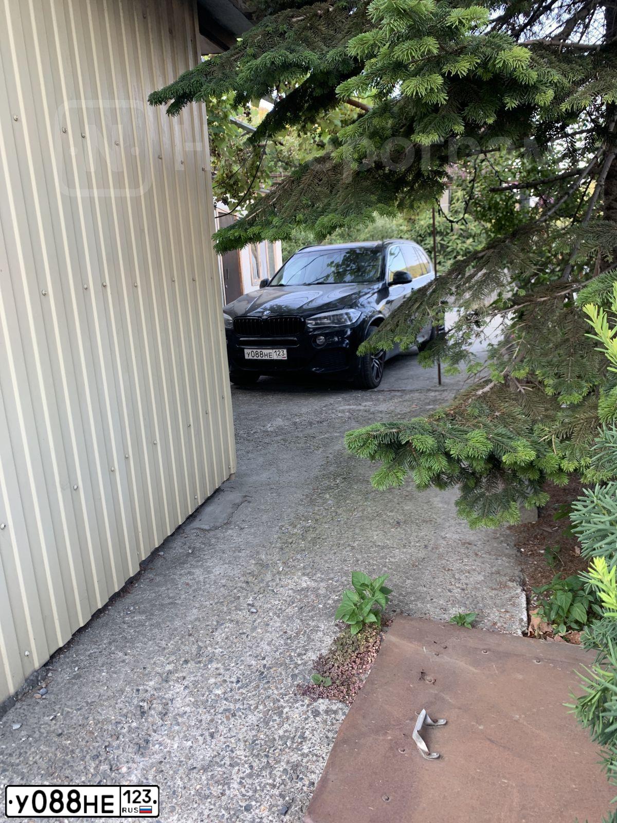 Фото автомобиля BMW X5, 2015 — госномер М002АЕ93. Цвет: ЧЕРНЫЙ
