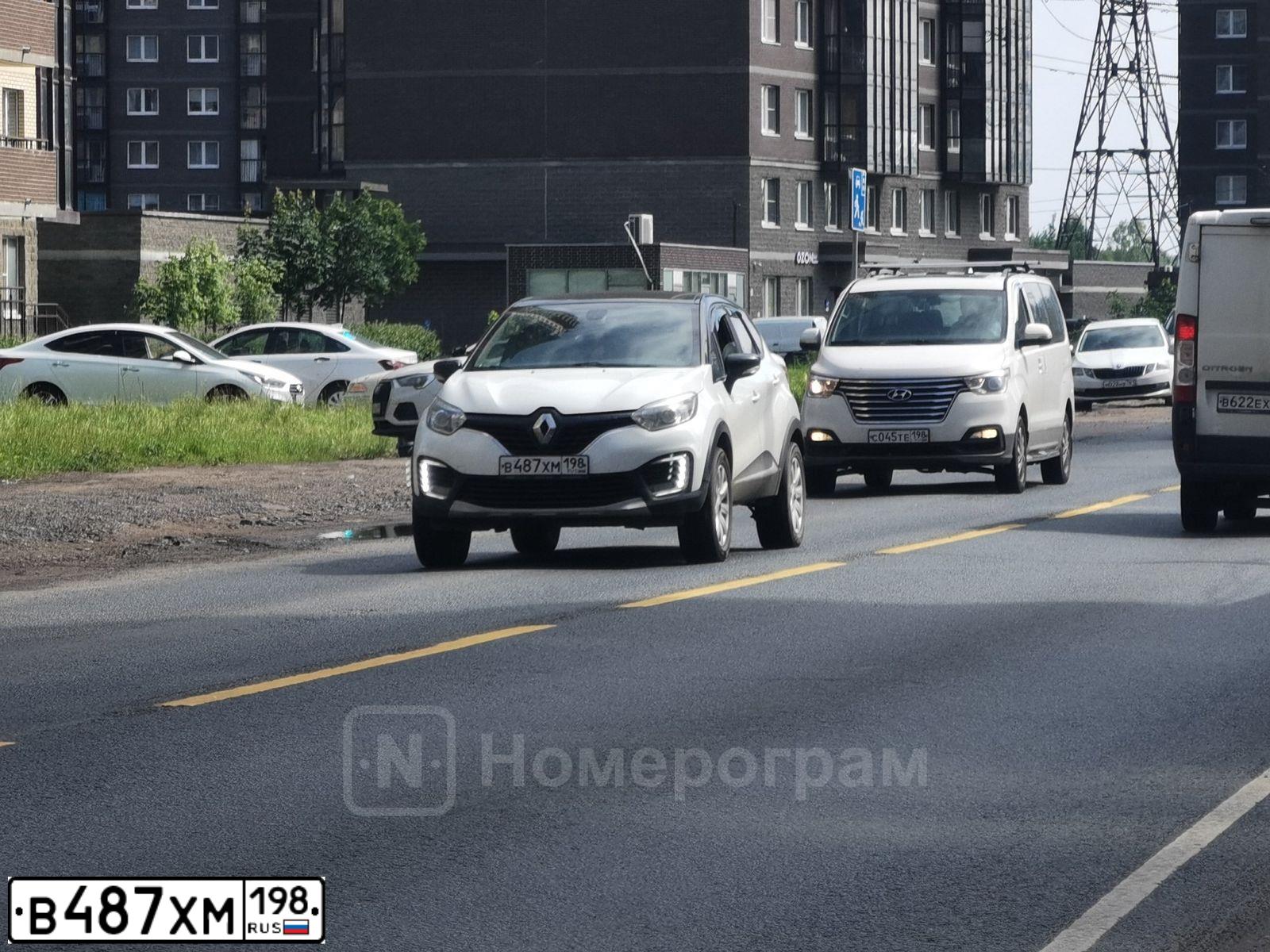 Фото автомобиля RENAULT KAPTUR, 2017 — госномер В487ХМ198. Цвет: Белый черный 