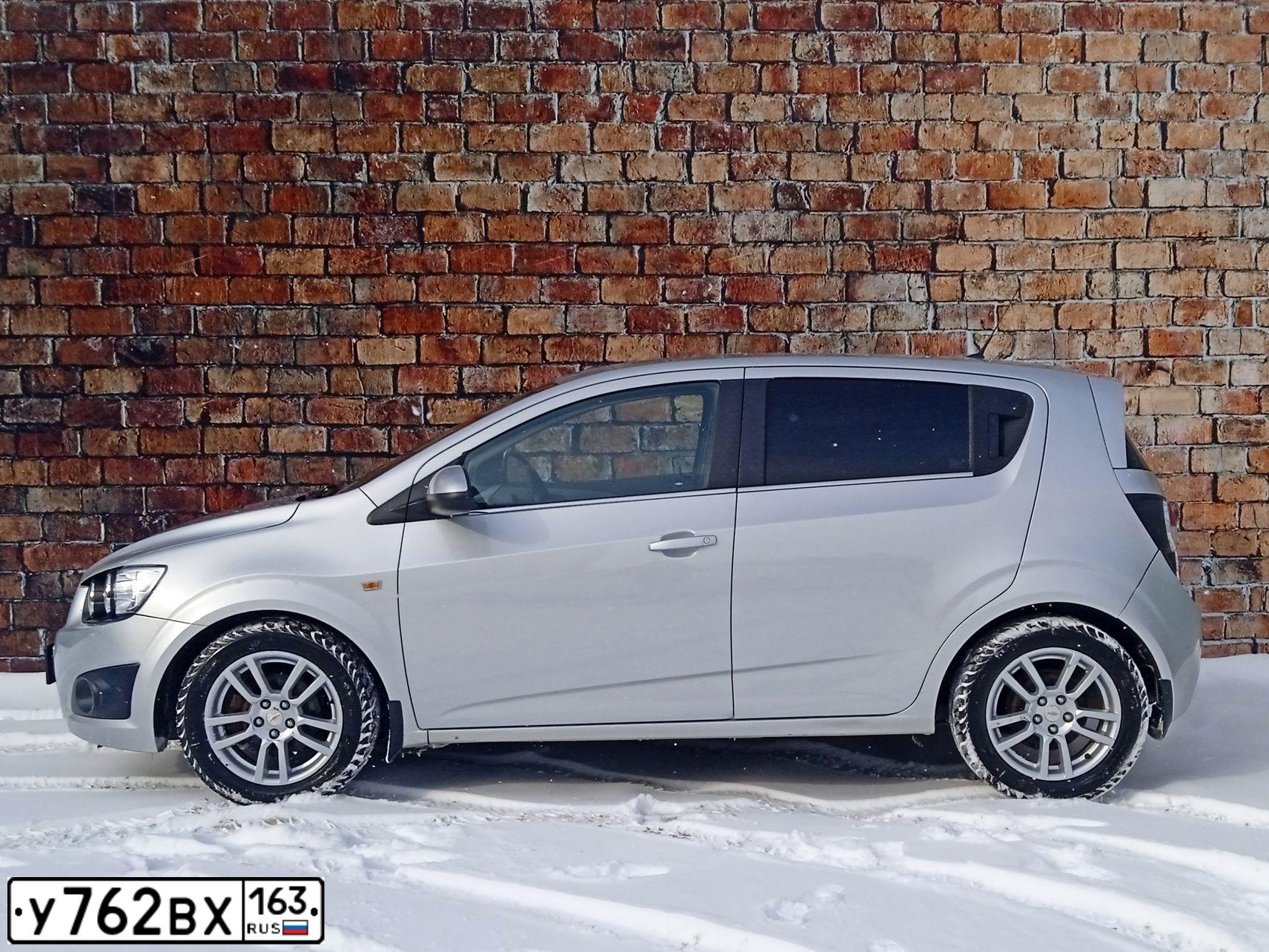 Фото автомобиля CHEVROLET AVEO, 2014 — госномер М963ВЕ763. Цвет: СЕРЕБРИСТЫЙ МЕТАЛЛИК