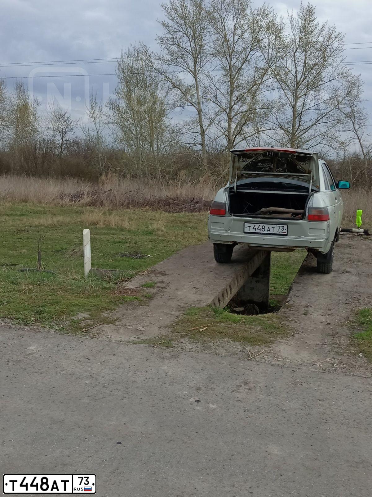 Фото автомобиля LADA 2110, 2005 — госномер Т448АТ73. Цвет: МОЛОЧНО-БЕЛЫЙ СЕРЕБРИСТЫЙ