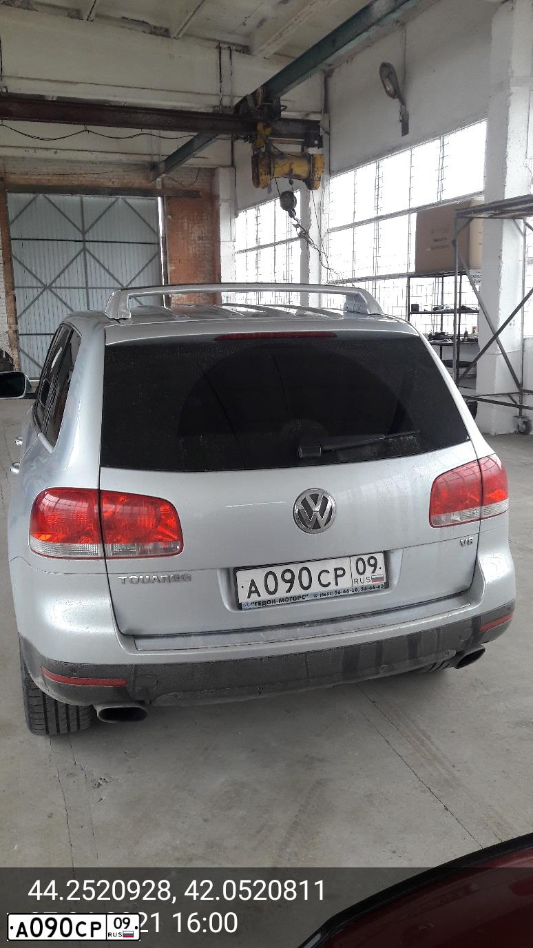 Фото автомобиля VOLKSWAGEN TOUAREG, 2004 — госномер А090СР09. Цвет: БЕЛЫЙ (СЕРЕБРИСТЫЙ)