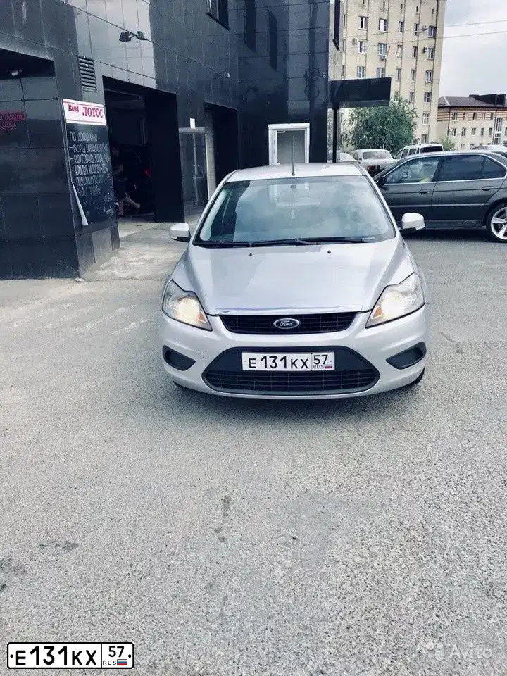 Фото автомобиля FORD FOCUS, 2008 — госномер Е131КХ57. Цвет: Белый