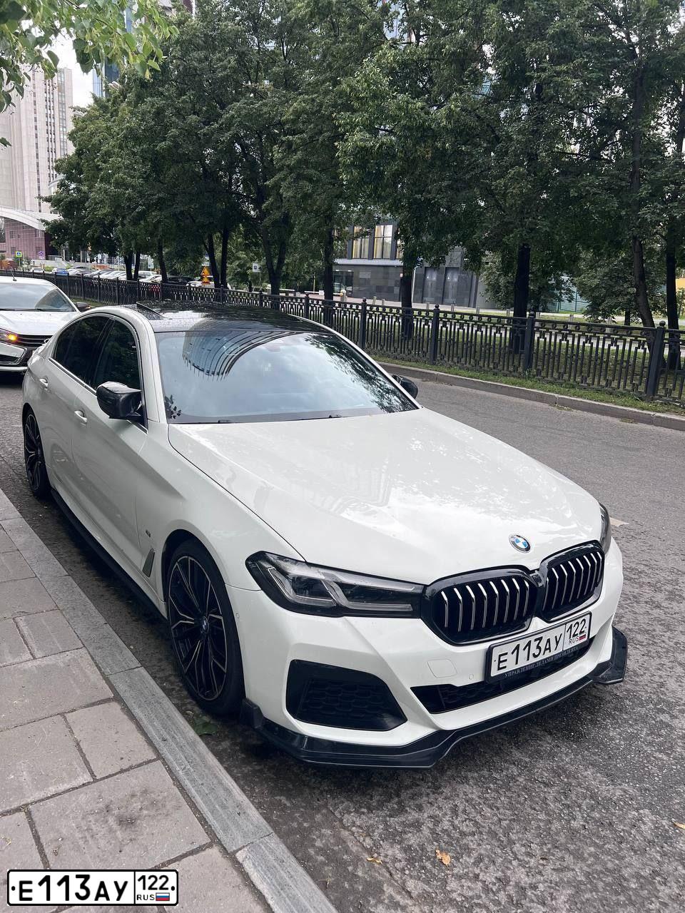 Фото автомобиля BMW 523D, 2020 — госномер Р333КЕ55. Цвет: Белый
