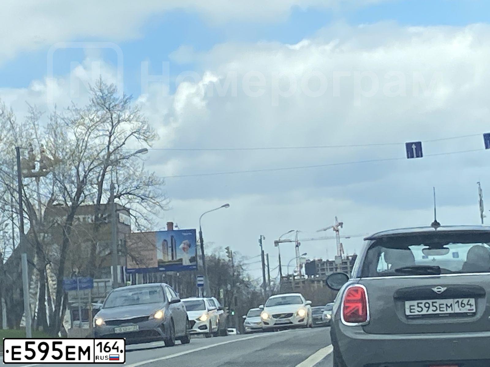 Фото автомобиля MINI COOPER ХR31, 2021 — госномер Е595ЕМ164. Цвет: СЕРЫЙ