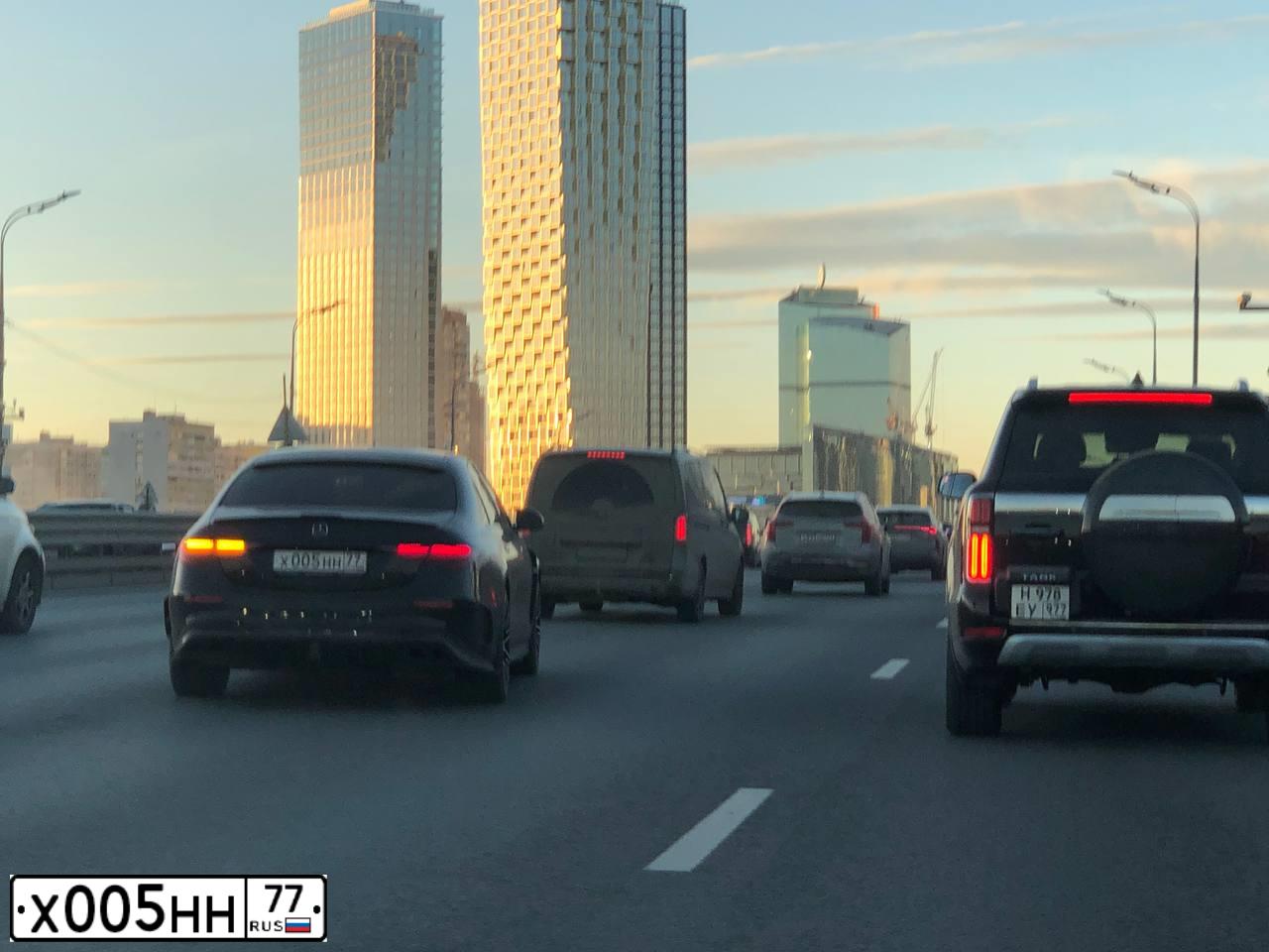 Фото автомобиля MERCEDES S-KLASSE, 2016 — госномер Х005НН77. Цвет: ЧЕРНЫЙ