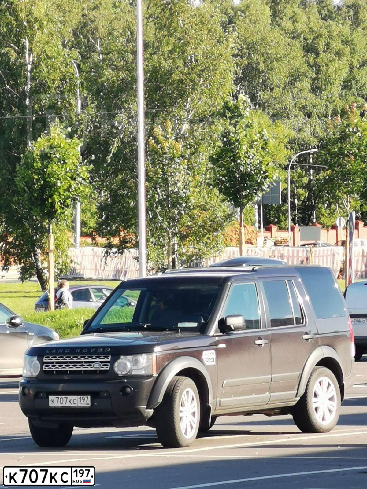 Фото автомобиля LAND ROVER DISCOVERY, 2010 — госномер Е293УУ797. Цвет: КОРИЧНЕВЫЙ ТЕМНЫЙ