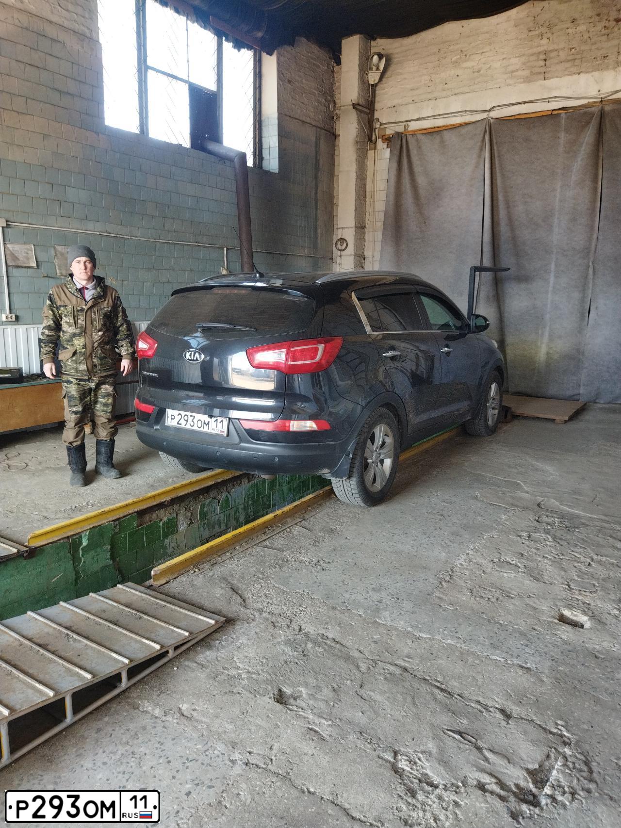 Фото автомобиля KIA SPORTAGE, 2012 — госномер Р293ОМ11. Цвет: ЧЕРНЫЙ ПЕРЛАМУТР