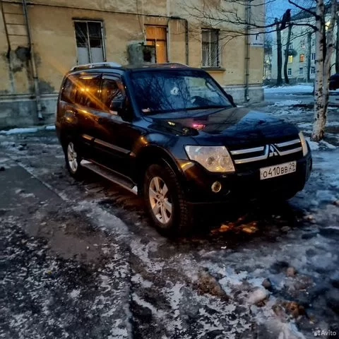 Фото автомобиля MITSUBISHI PAJERO, 2007 — госномер О410ВВ29. Цвет: ЧЕРНЫЙ