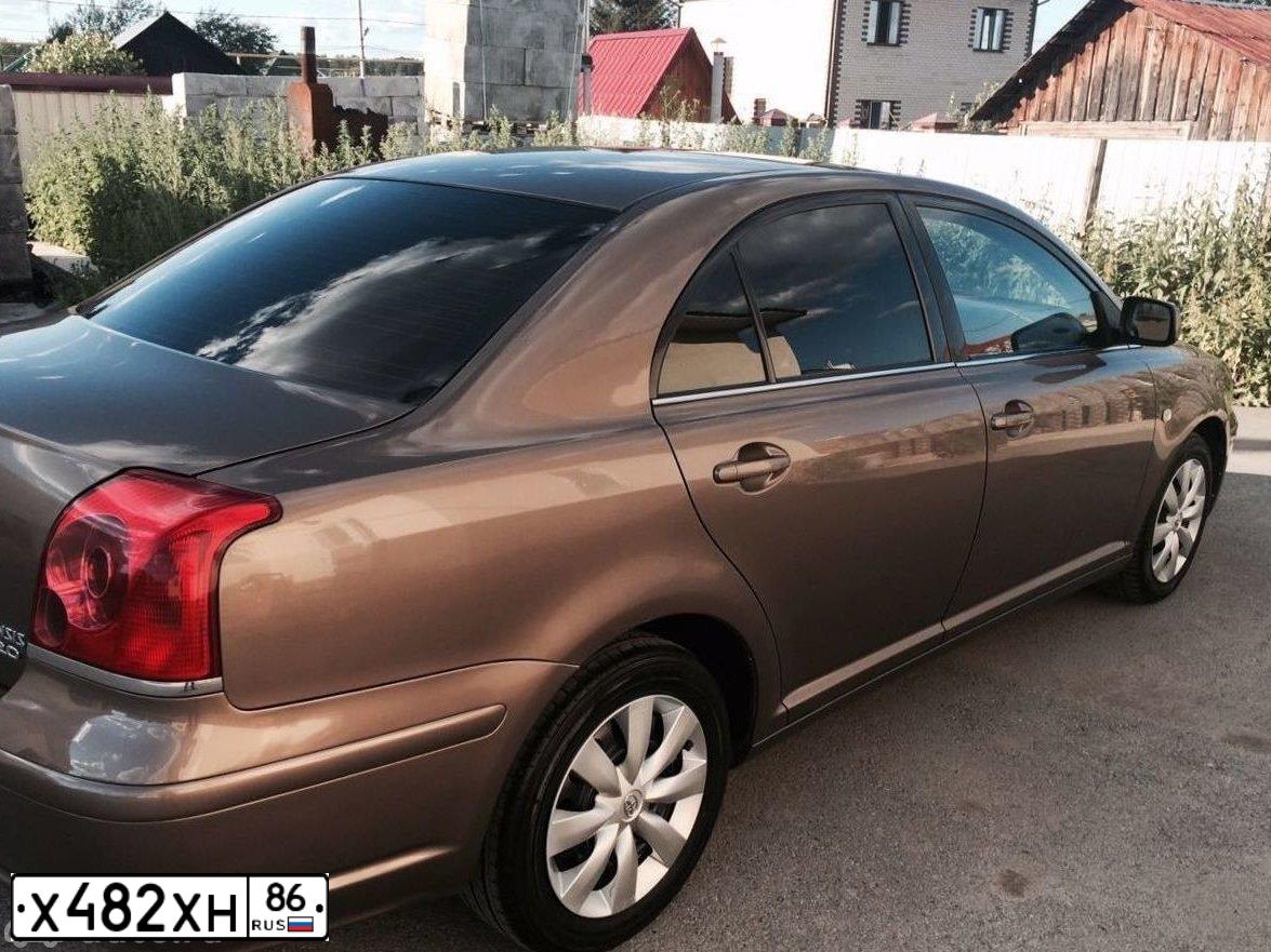 Фото автомобиля TOYOTA AVENSIS, 2004 — госномер Е173ХЕ196. Цвет: Коричневый