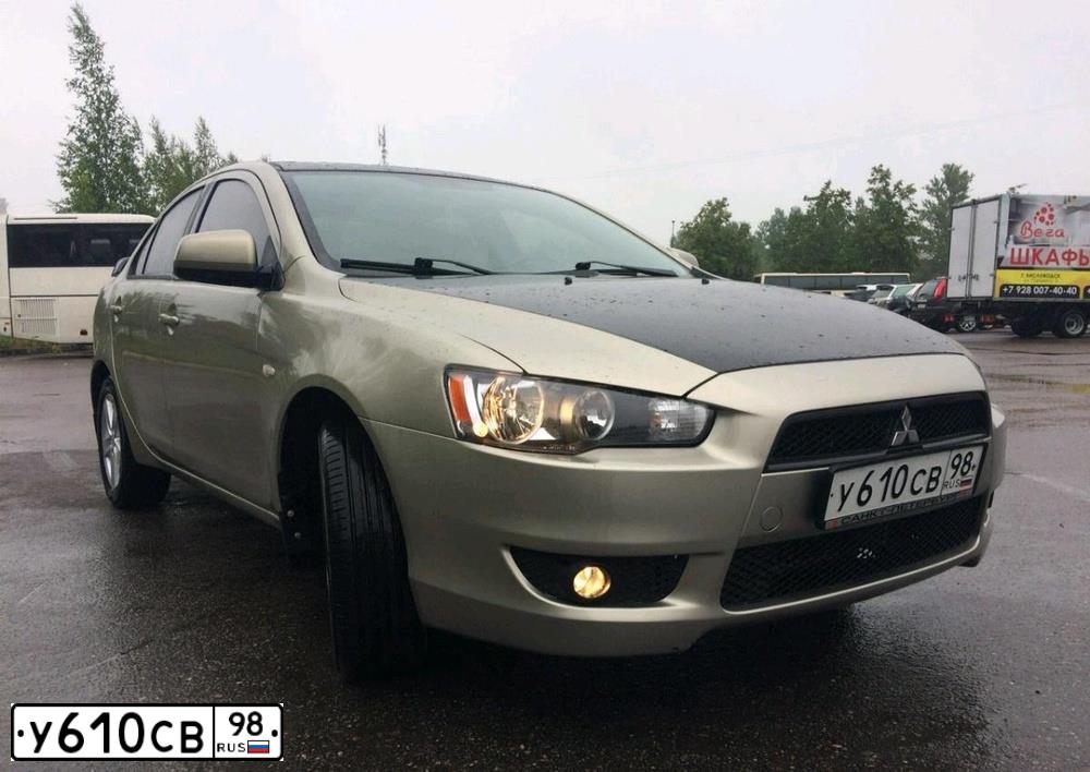 Фото автомобиля MITSUBISHI LANCER, 2008 — госномер У610СВ98. Цвет: Бежево-черный