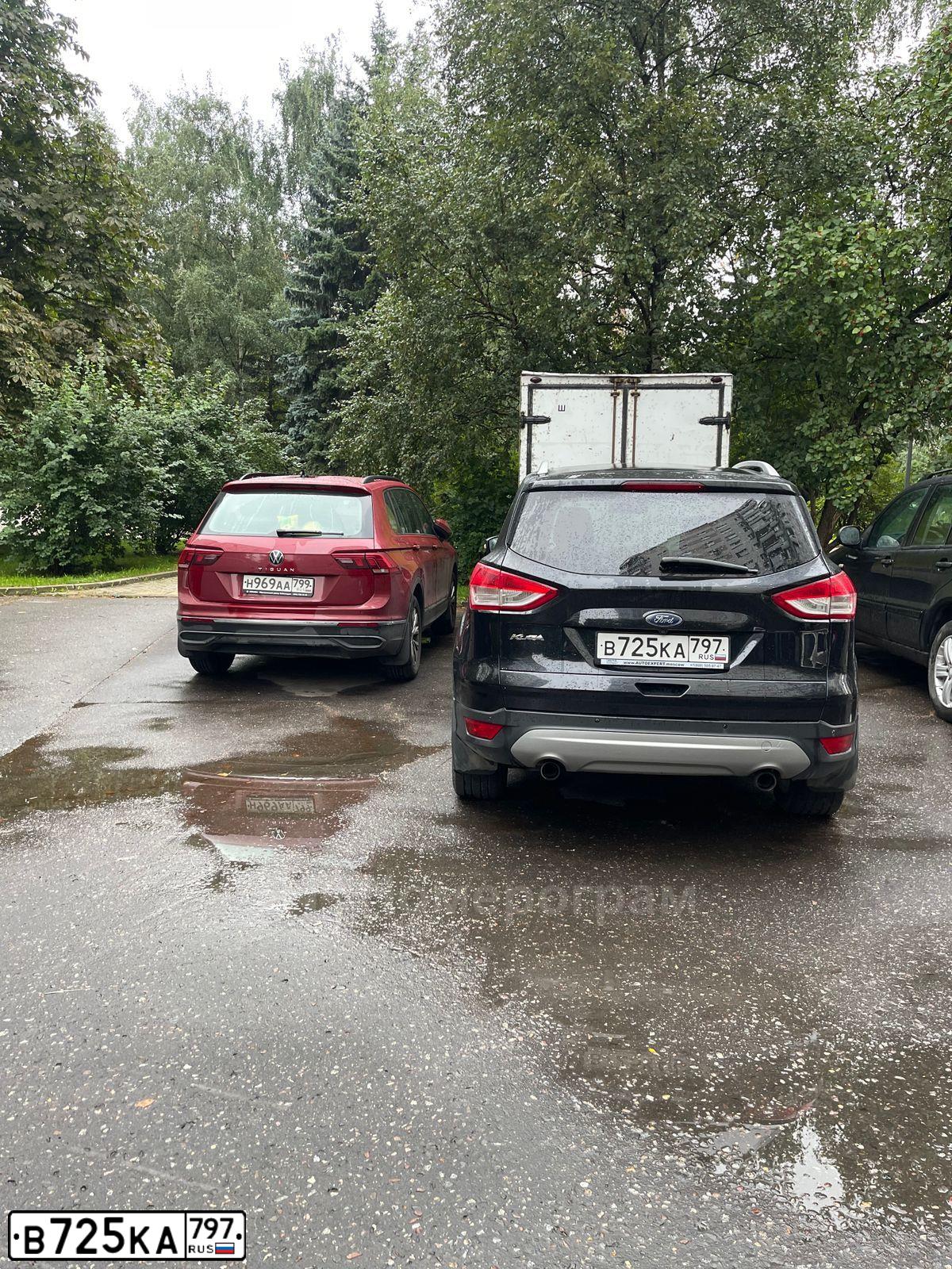 Фото автомобиля FORD KUGA, 2013 — госномер В725КА797. Цвет: ЧЕРНЫЙ