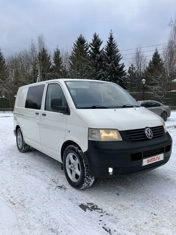 Фото автомобиля VOLKSWAGEN TRANSPORTER, 2008 — госномер Е955РЕ08. Цвет: Белый
