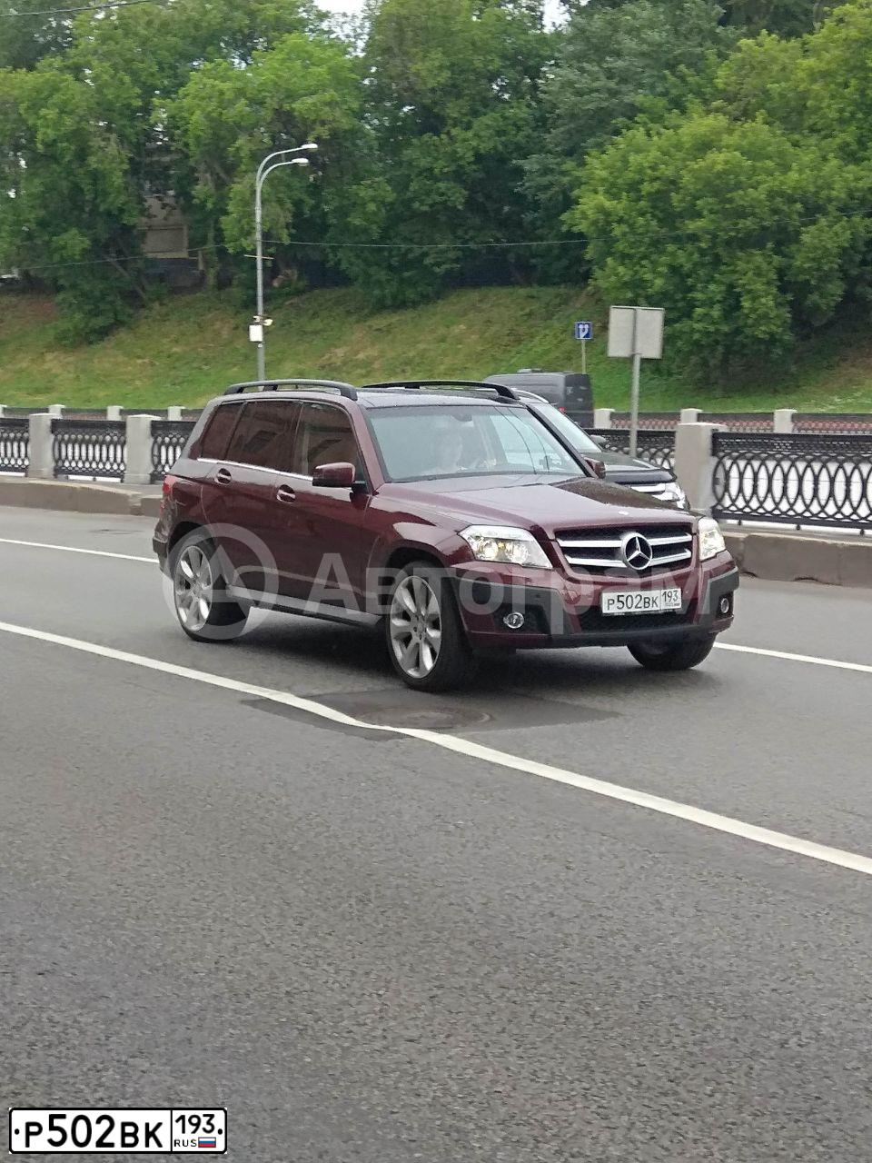 Фото автомобиля MERCEDES GLK-KLASSE, 2009 — госномер Р502ВК193. Цвет: ВИШНЕВЫЙ