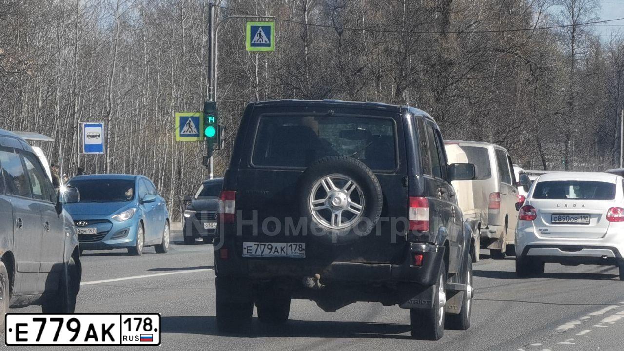 Фото автомобиля UAZ 3164 PATRIOT, 2010 — госномер Е779АК178. Цвет: АВАНТЮРИН МЕТАЛЛИК