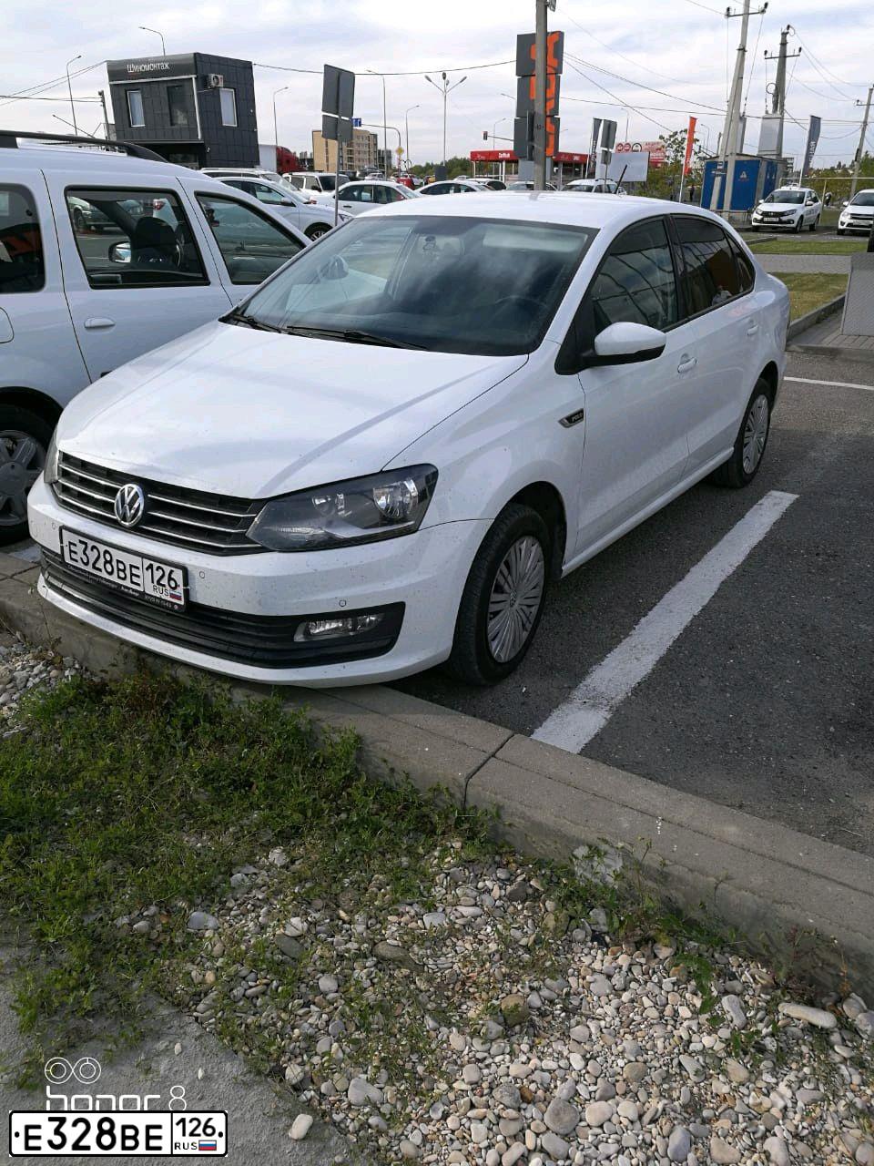 Фото автомобиля VOLKSWAGEN POLO, 2015 — госномер Е328ВЕ126. Цвет: БЕЛЫЙ