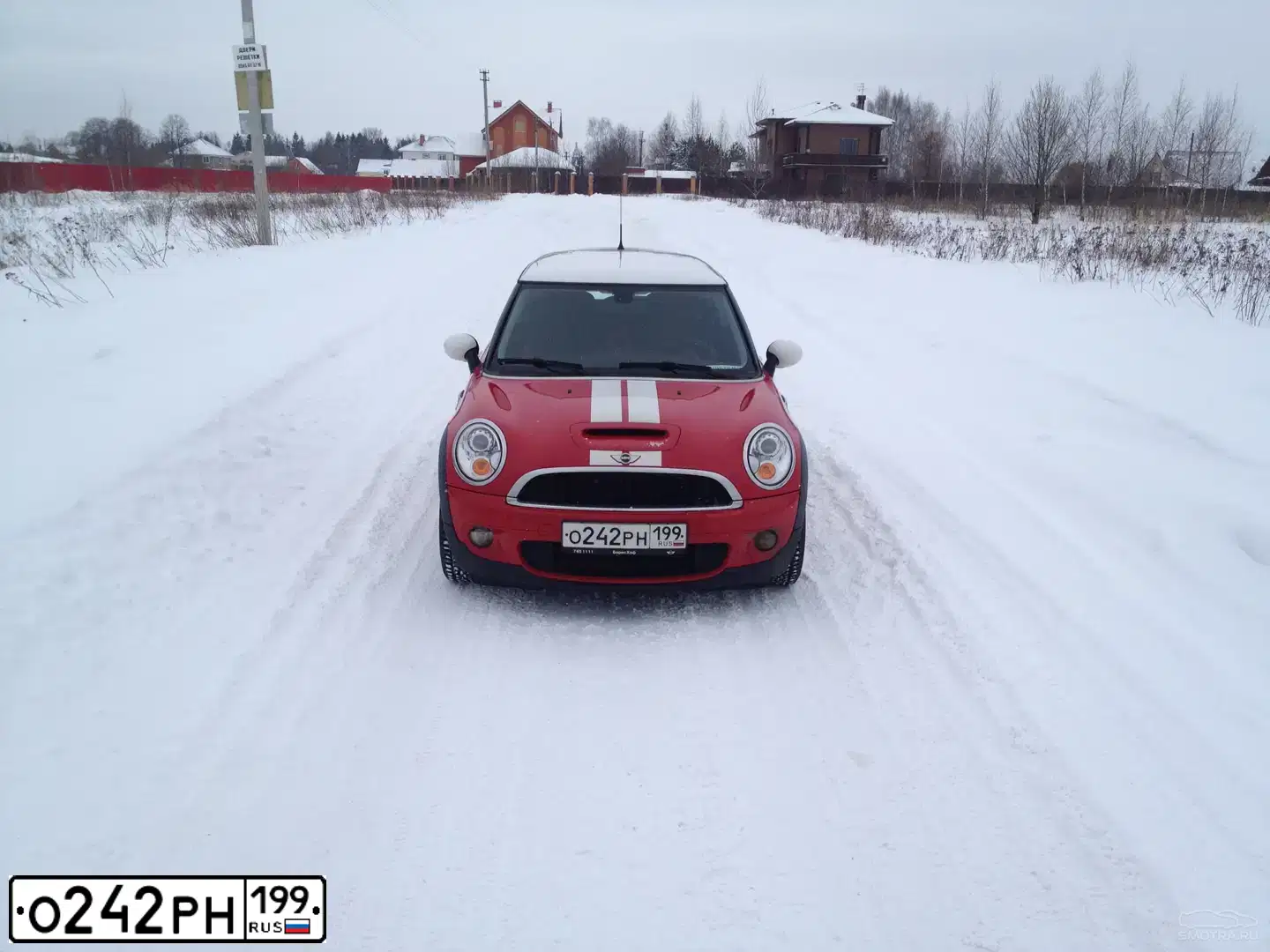 Фото автомобиля MINI МИНИ КУПЕР S, 2008 — госномер О242РН199. Цвет: КРАСНЫЙ
