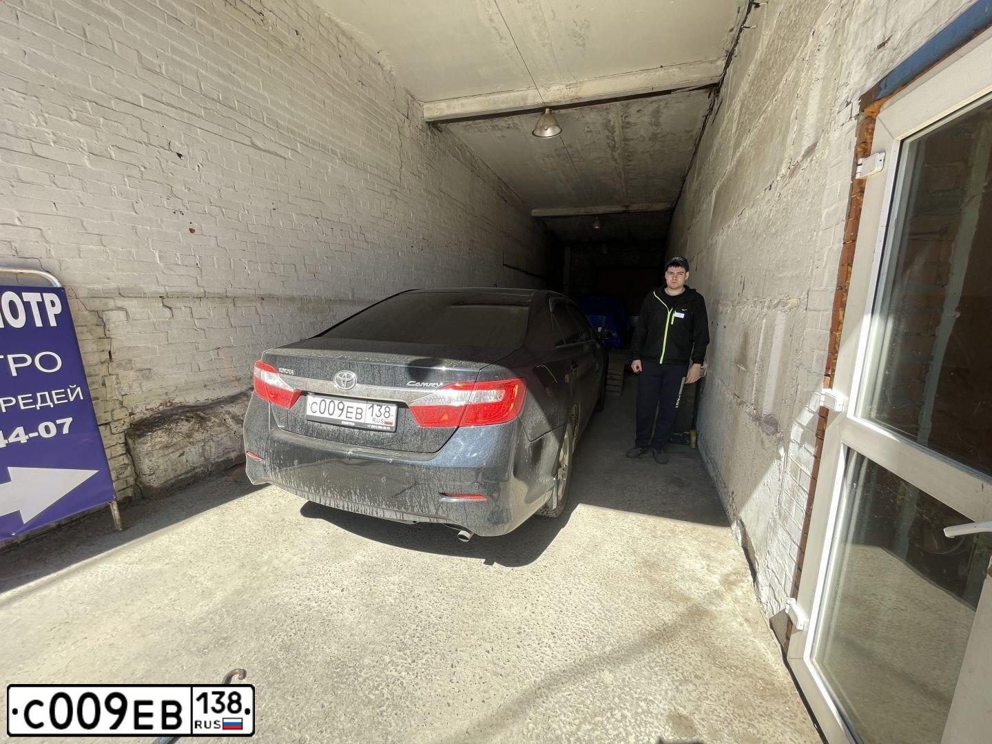 Фото автомобиля TOYOTA CAMRY, 2013 — госномер О794ОЕ154. Цвет: ЧЕРНЫЙ МЕТАЛЛИК
