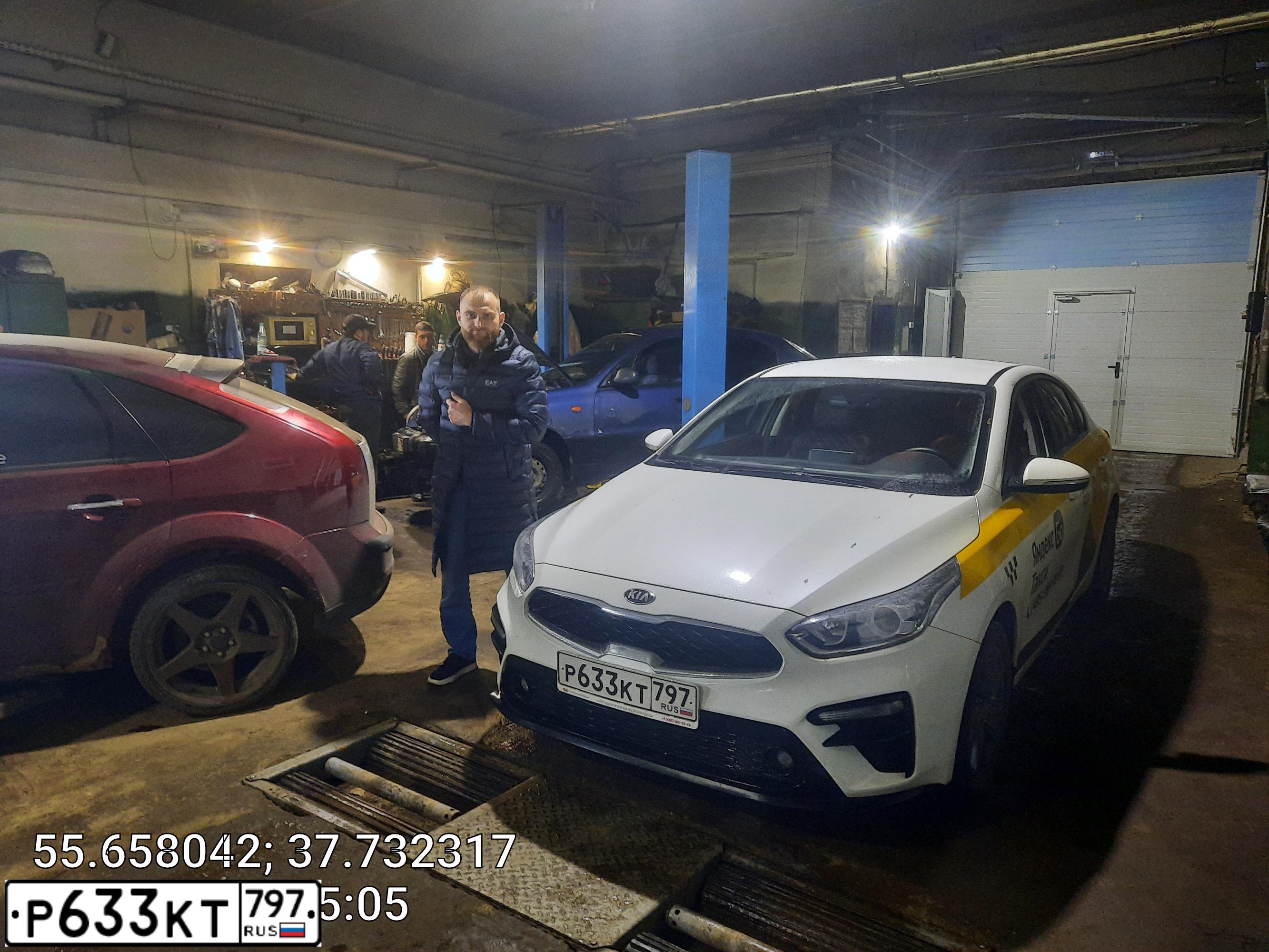 Фото автомобиля KIA CERATO, 2021 — госномер Р633КТ797. Цвет: БЕЛЫЙ ЖЕЛТЫЙ СЕРЫЙ