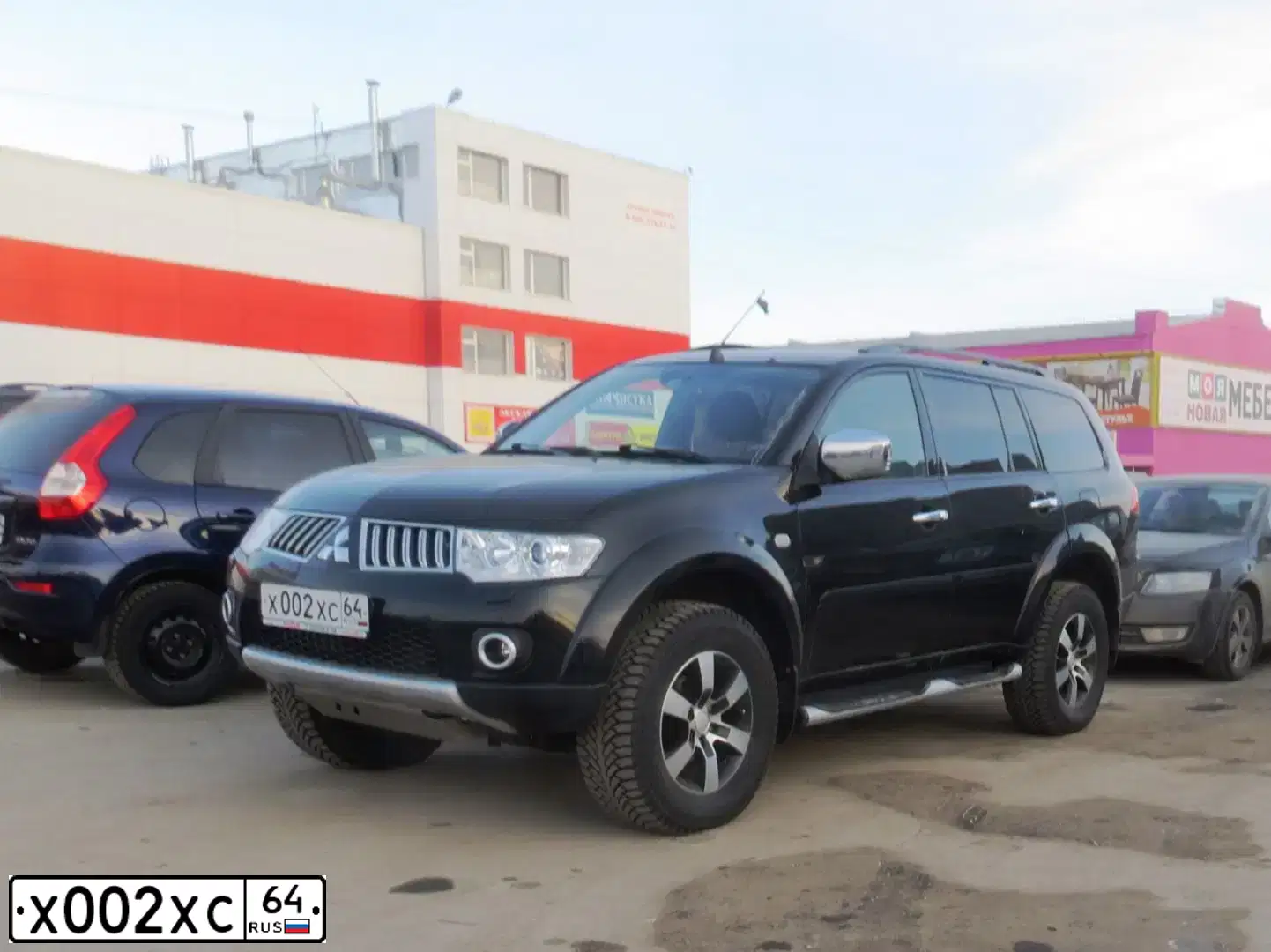Фото автомобиля MITSUBISHI PAJERO SPORT, 2018 — госномер Х002ХС64. Цвет: ЧЕРНЫЙ