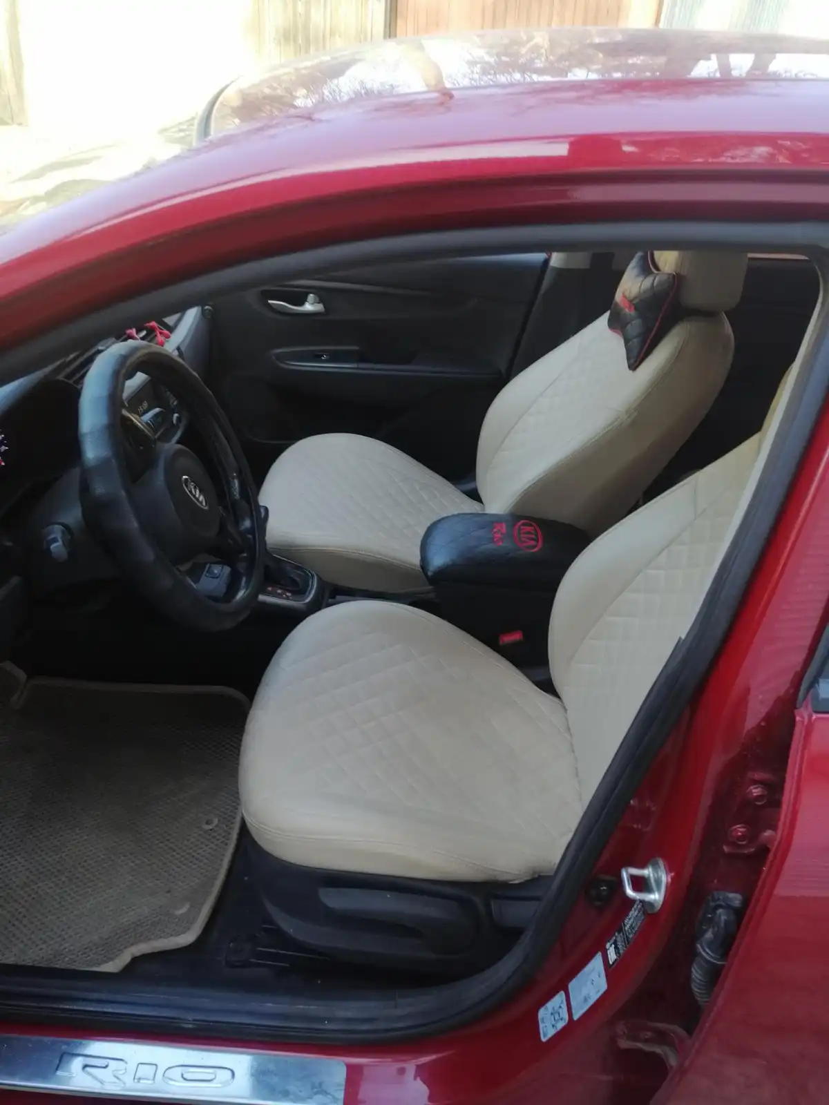 Фото автомобиля KIA RIO, 2017 — госномер Т733РС750. Цвет: КРАСНЫЙ