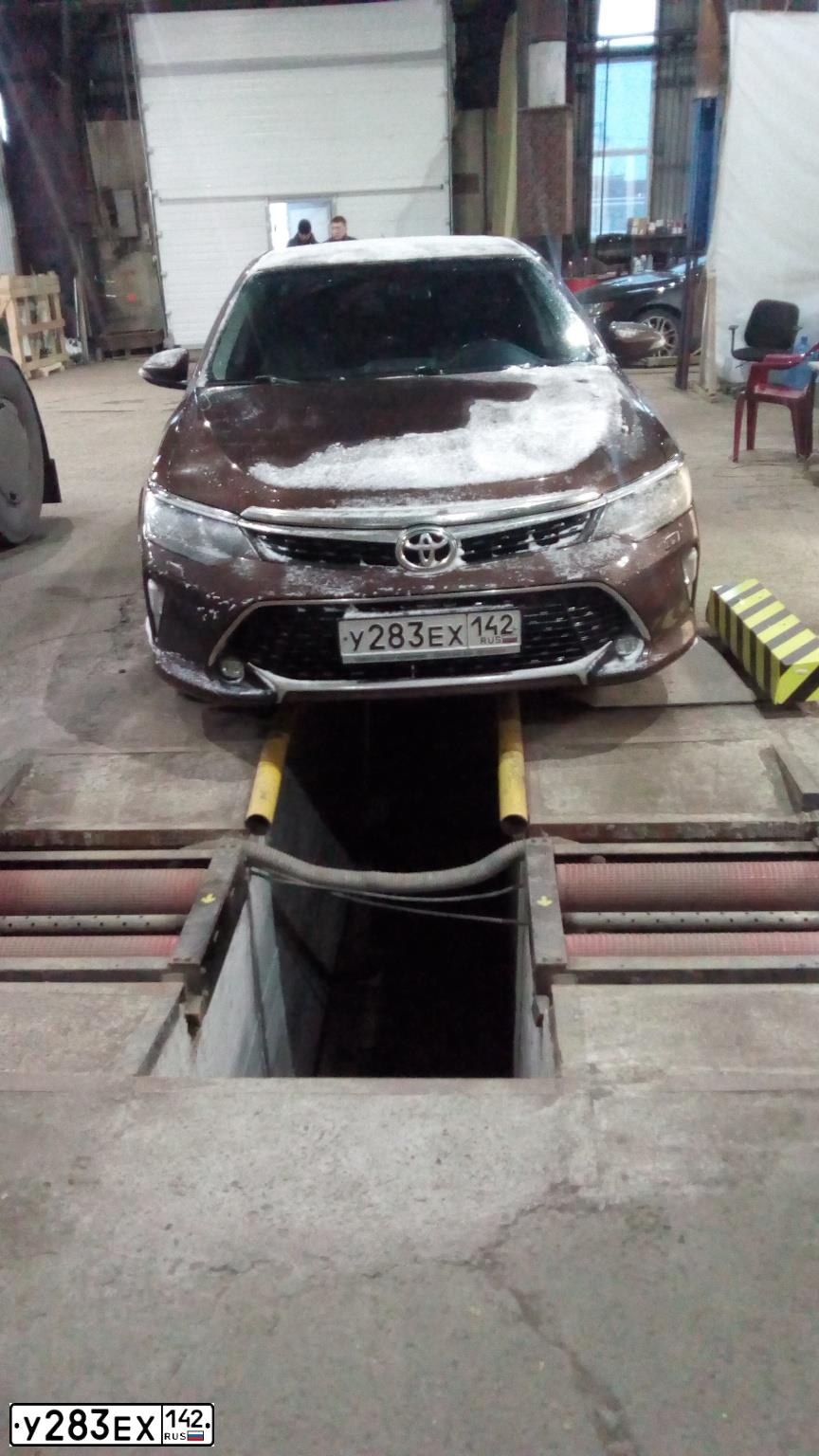 Фото автомобиля TOYOTA CAMRY, 2017 — госномер У283ЕХ142. Цвет: КОРИЧНЕВЫЙ МЕТАЛЛИК
