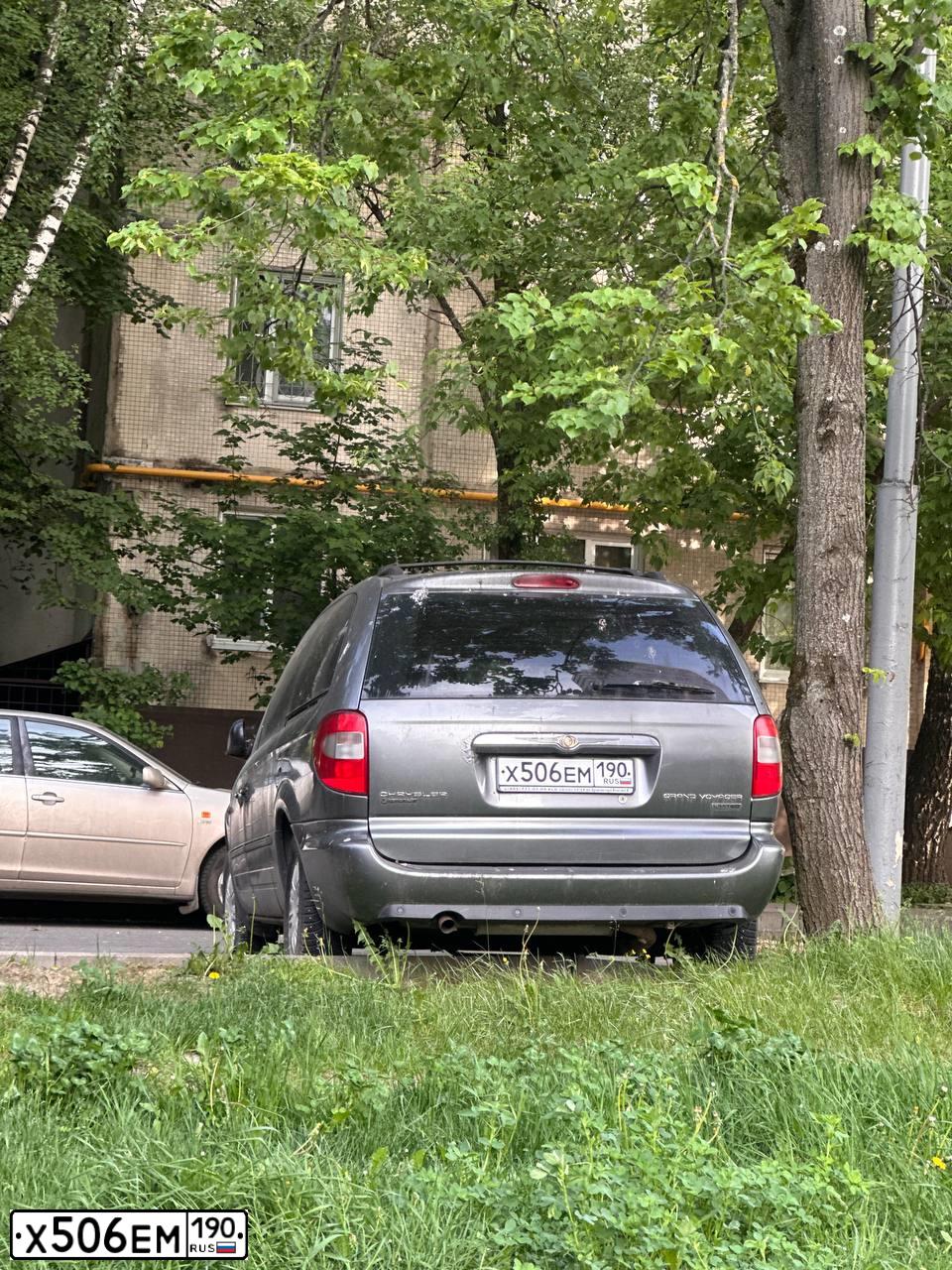 Фото автомобиля CHRYSLER GRAND VOYAGER, 2007 — госномер Х506ЕМ190. Цвет: СЕРЫЙ