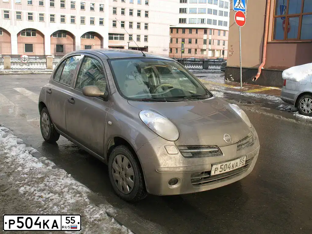 Фото автомобиля NISSAN MICRA, 2006 — госномер Р504КА55. Цвет: СВЕТЛО-КОРИЧНЕВЫЙ