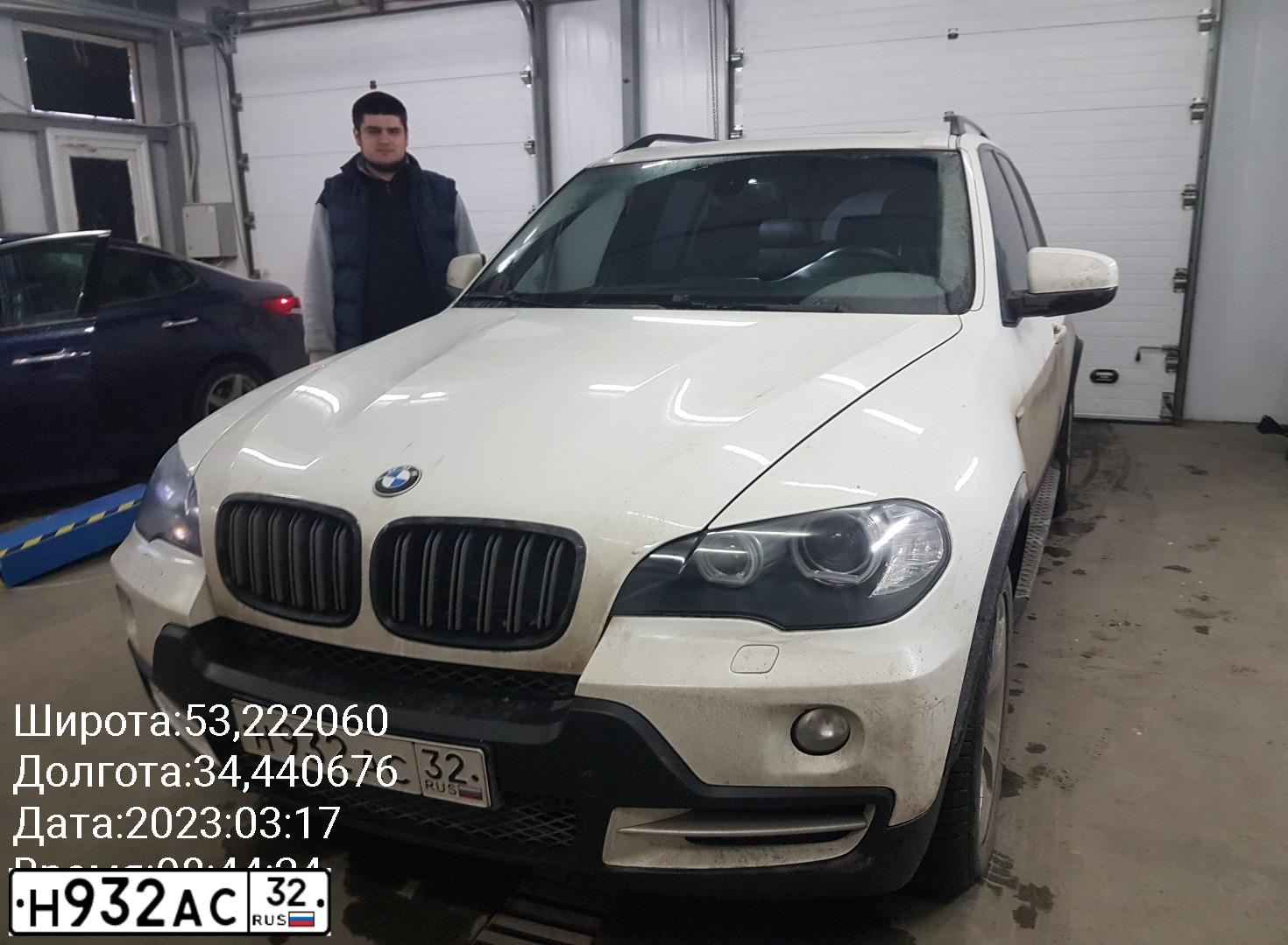 Фото автомобиля BMW X5, 2009 — госномер В002ОР32. Цвет: Белый