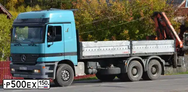 Фото автомобиля MERCEDES ACTROS, 2003 — госномер Р500ЕХ150. Цвет: ЗЕЛЕНЫЙ