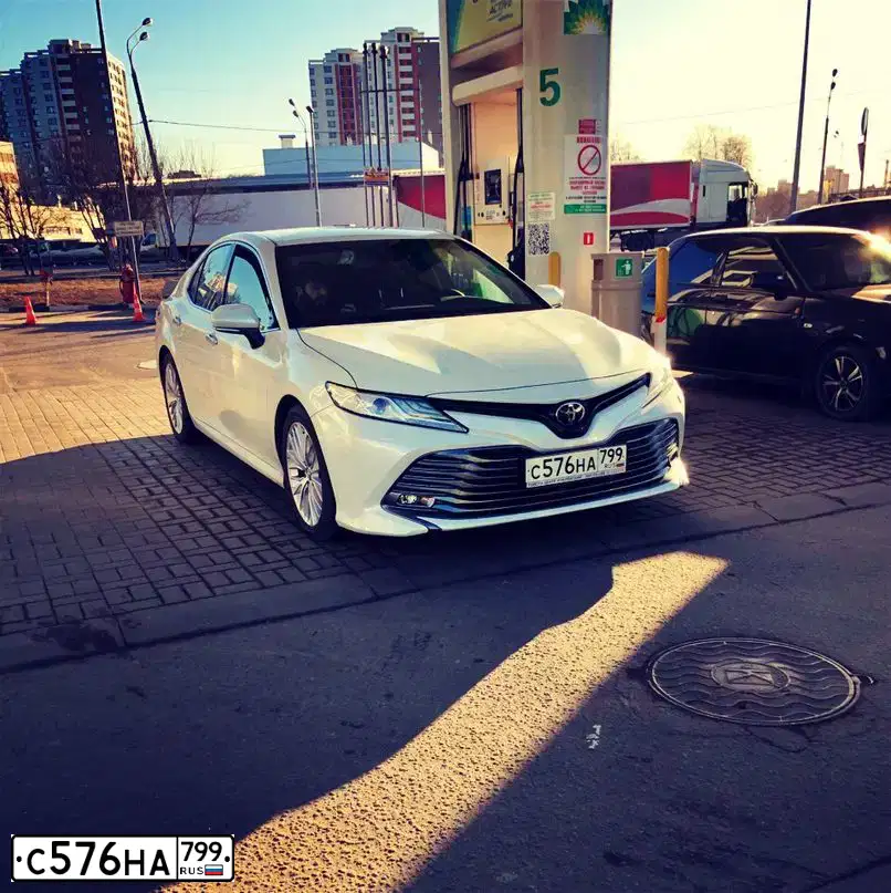 Фото автомобиля TOYOTA CAMRY, 2018 — госномер Е802СР790. Цвет: БЕЛЫЙ ПЕРЛАМУТР