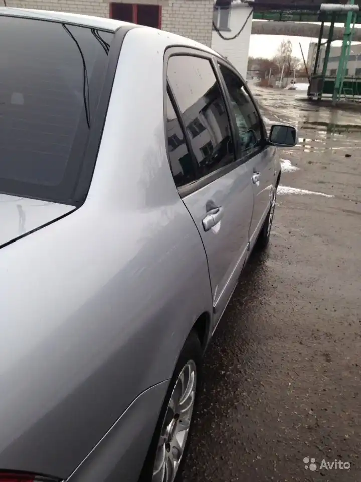 Фото автомобиля MITSUBISHI LANCER, 2005 — госномер М051УР30. Цвет: СЕРЕБРИСТЫЙ