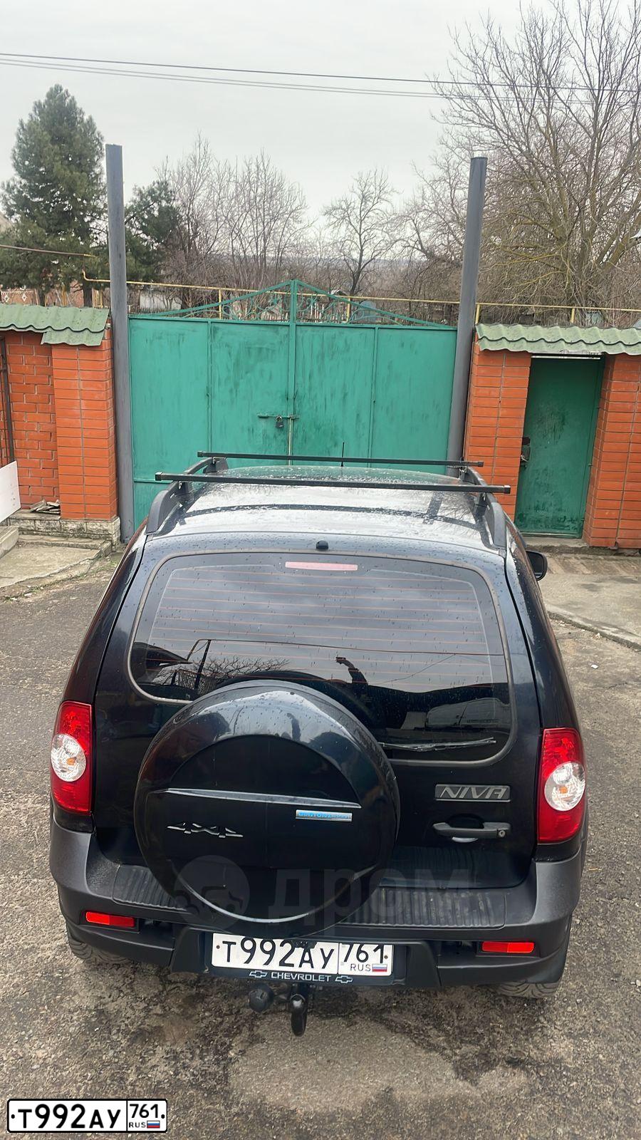 Фото автомобиля CHEVROLET NIVA, 2009 — госномер Т992АУ761. Цвет: Черно-синий металлик