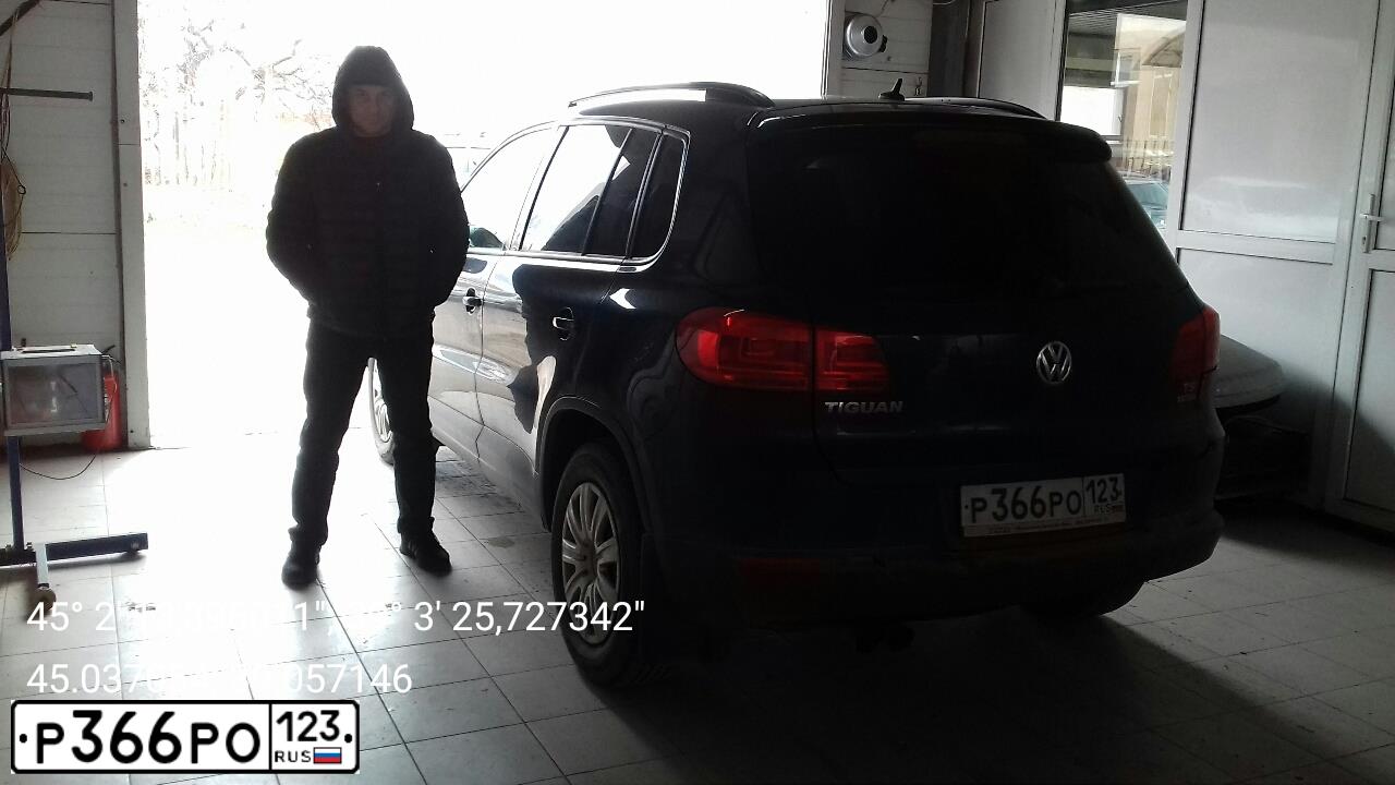Фото автомобиля VOLKSWAGEN TIGUAN, 2011 — госномер Р366РО123. Цвет: синий