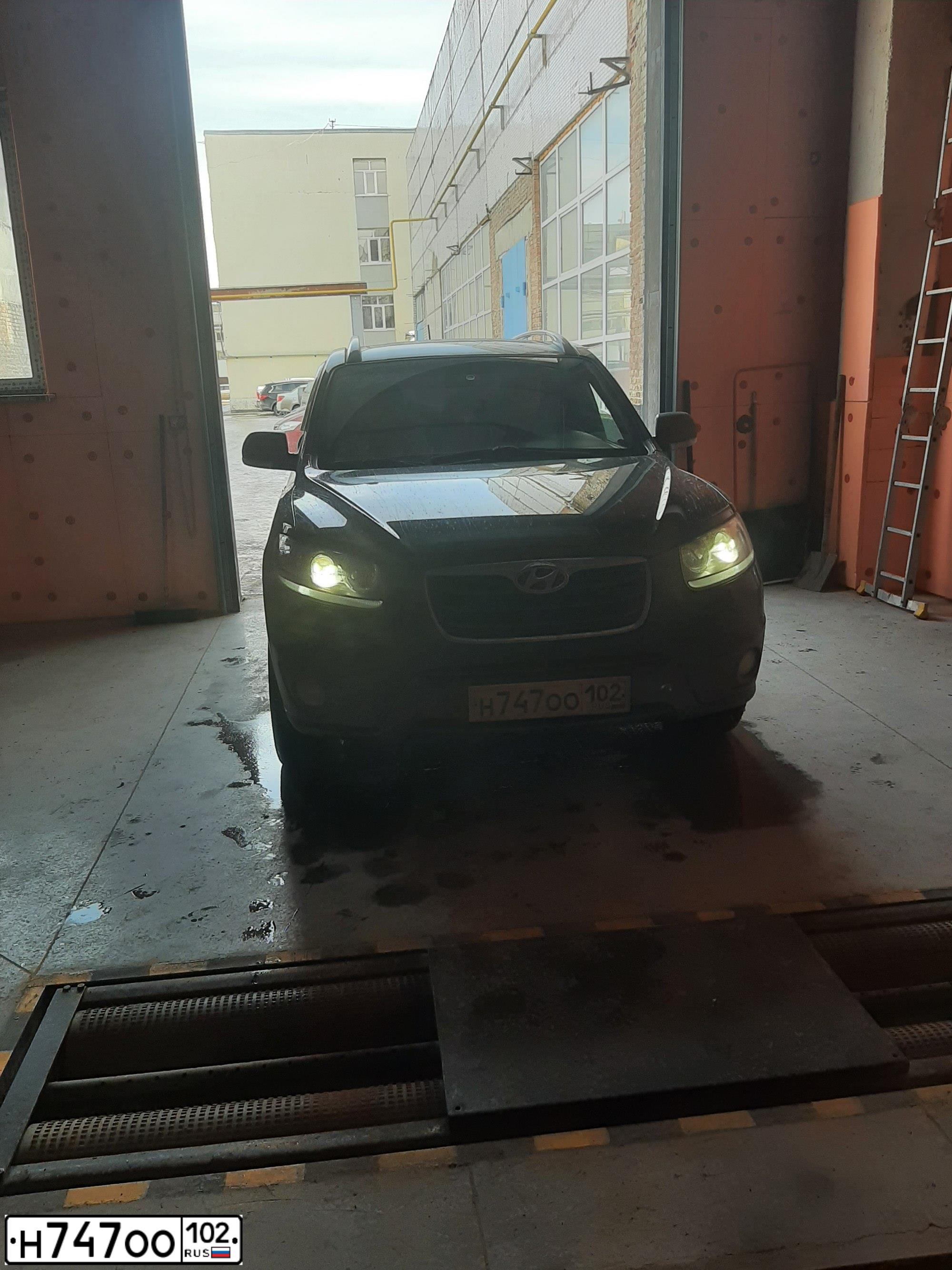 Фото автомобиля HYUNDAI SANTA FE, 2011 — госномер Н747ОО102. Цвет: ЧЕРНЫЙ